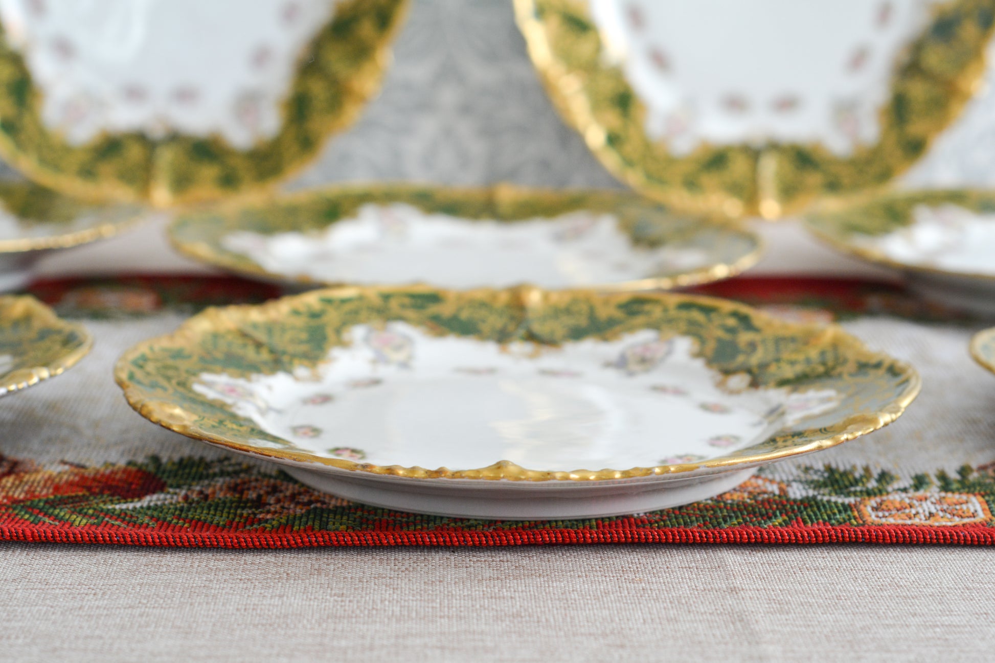 フランスのリモージュのプレートがやってきました。ジャン・プーヤ工房のデザートプレートで、深い緑の縁取りに繊細なタッチのお花がとても美しい1枚です。英国のタッチとはまた違った趣きがあり、エレガントで繊細な雰囲気。クリスマスのテーブルにもぴったりな色合いでテーブルを華やかに盛り上げてくれるプレートです。  こちらは1枚の価格です。クリスマス企画の特別価格になっています。在庫が全部で8枚ございます。状態の良いものから順番にお送りいたします。