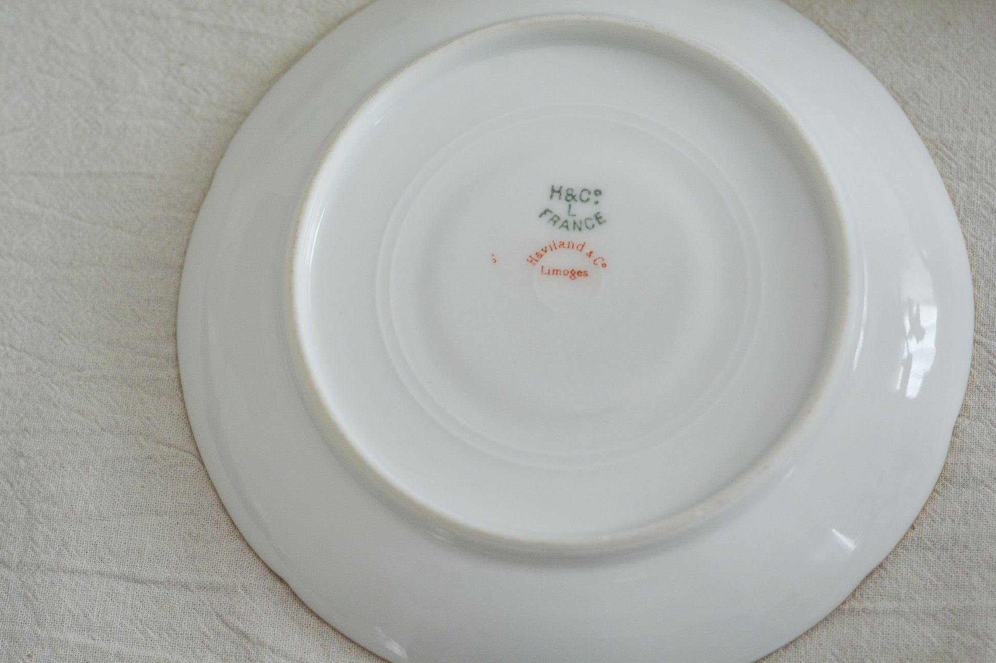 バラのガーランドと勿忘草がとっても可憐なフランスのアビランドリモージュのカップ&ソーサーです。同じ勿忘草の模様の330番もとても人気がありますが、271番は製造数がさらに少なくなかなか出回りません。優しいタッチで絵付けされていて、ハンドル部分の模様も可愛らしいです。見ているだけで優しい気持ちになります。可愛らしいカップでぜひティータイムをお楽しみくださいませ。