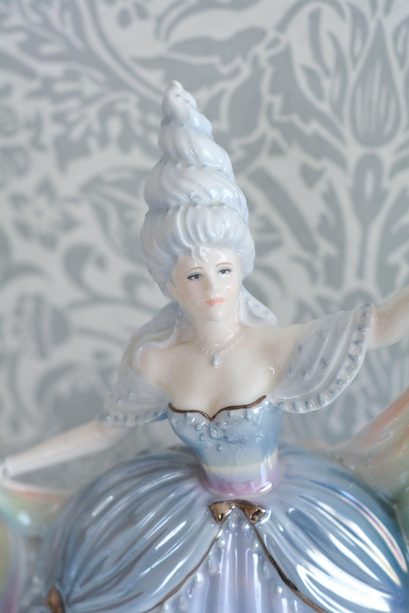 コールポートはフィギュリンをたくさん作っていて、たくさんのシリーズがあります。人気はあるけれど日本ではほとんど見かけないシリーズの1つ。「The millennium Ball」というシリーズで、この「Rain」と、「Moon」「 Forest」「Time」「Sun」の5種類から構成されています。このRainはパステルカラーでキラキラしていて、まるでファンタジーの世界からやってきてよう!このシリーズは個人的にも好きなシリーズで、時間をかけて探しました!今回ご紹介できて嬉しいです。製造数がとても少ないため探すのが大変困難なお品です。