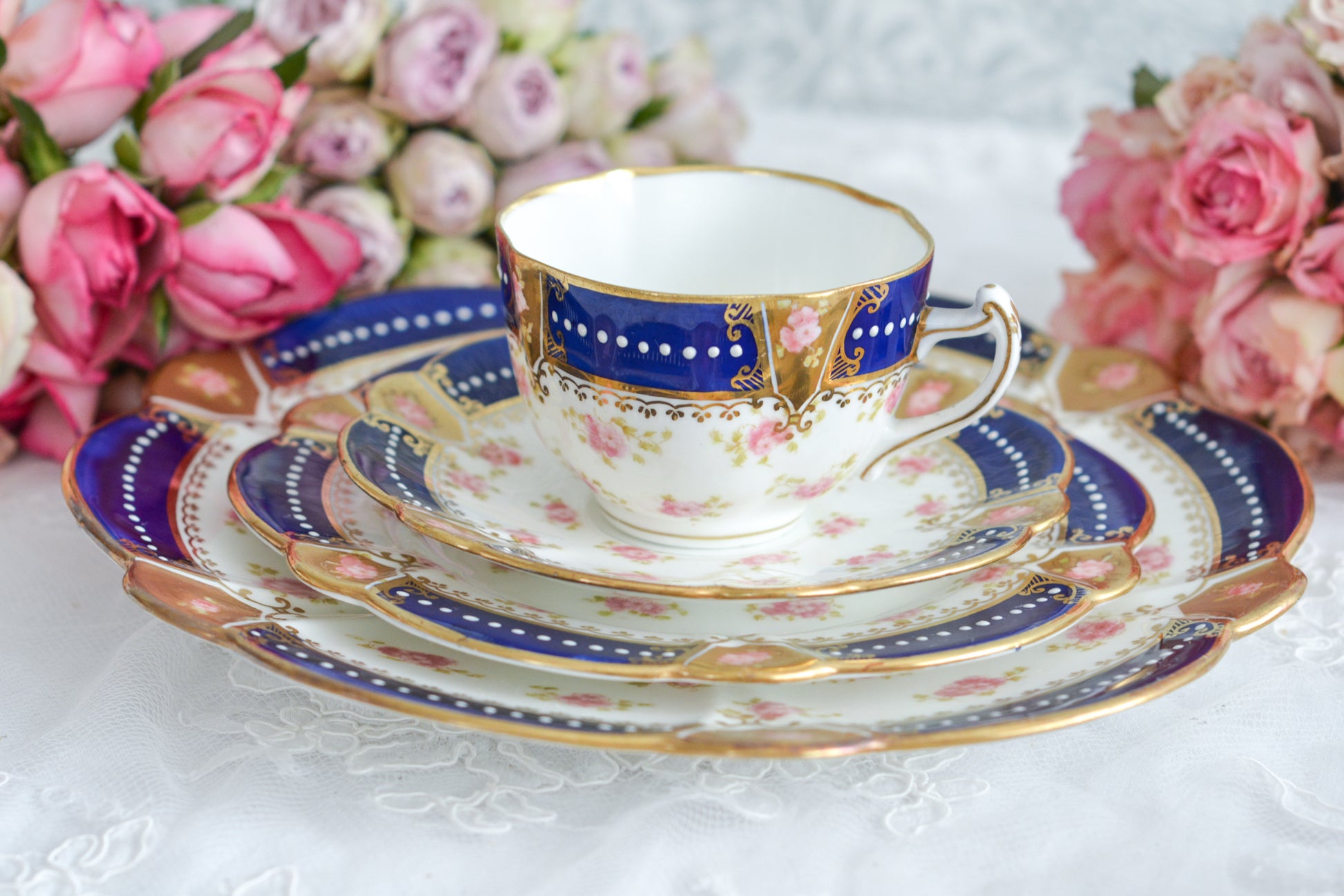 アレートンというメーカーの美しいティートリオです。アレートンは1859年から1942年まで続いたメーカーで、1912年からはコウルドンに買収されました。バックスタンプはコウルドンに引き継がれる以前の物です。美しいコバルトブルーにエナメルのジュールがうってあって、とってもエレガントなティーセットです。カップ&ソーサー、サイドプレート、デザートプレートの4ピースのセットで、お一人分のティータイムにぴったりです。