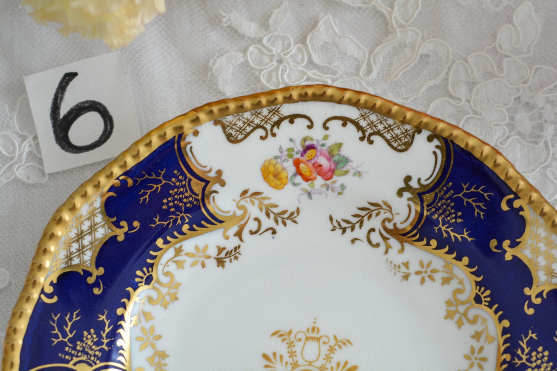 コールポートの代表作と言ってもいい、バットウィングシリーズ。こちらはコバルトブルーのティートリオです。重厚感のあるコバルトブルーと金彩のコントラスト、美しいシェイプ。凛としさ美しさがありオーラを感じます。最近はバットウィングも探すのがとても困難になってきました。心が躍るカップでティータイムをお楽しみいただけたら嬉しいです。こちらは1セットの価格です。全部で6セット在庫がございます。状態で価格が変わります。