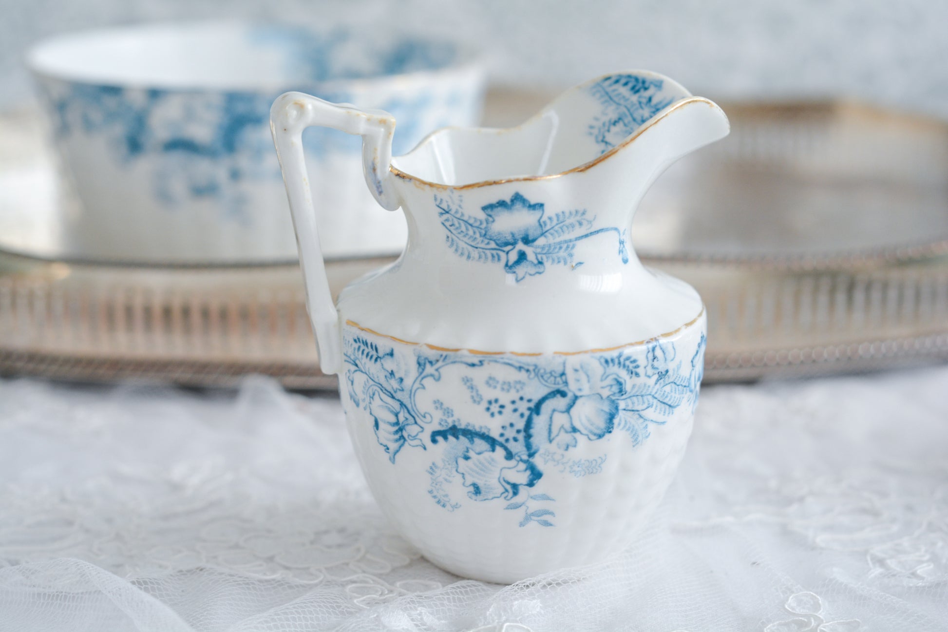 サミュエル・ラドフォードというメーカーの可愛らしいティートリオです。サミュエル・ラドフォードはスタッフォードシャーのメーカーで、1879年から1957年まで創業していました。こちらはブルーの転写模様がとても美しく地模様もとても可愛らしいお品です。同じパターンのティートリオと色違いのデザートプレートも別で掲載しています。