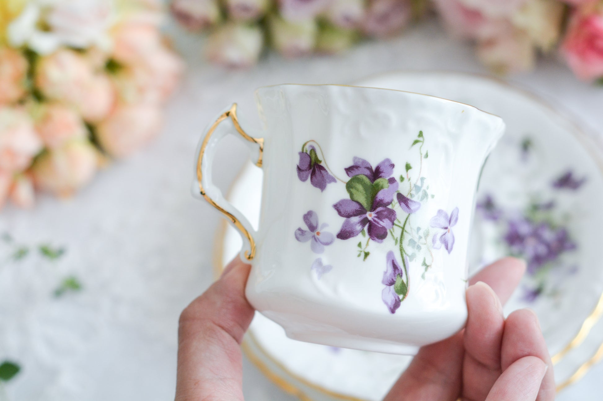 ハマースレイの人気シリーズ、ヴィクトリアンバイオレット。可憐なすみれのモチーフのティートリオです。ヴィクトリアンバイオレットシリーズは製造年代などで絵柄が少しずつ異なります。こちらは可愛らしい絵柄はもちろん、エンボス模様があり特に優雅なお品です。テーブルがパッと明るく可愛らしくなりますね。