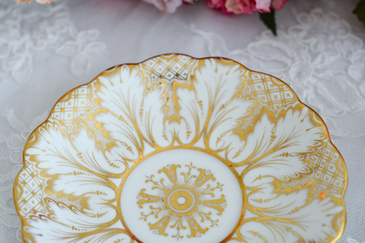 コウルドンがリッジウェイのフォリエージシェイプ(Foliage Shape)をリバイバルしたお品。ハンドル部分には葉っぱの模様がついていてとても可愛らしいシェイプです。リッジウェイは力強く豪華な作風という印象で、後身のコウルドンはより時代や流行に敏感で繊細で美しいデザインの作品をたくさん作っています。リッジウェイのフォリエージシェイプはいろいろなパターンがありますが、こちらは特に豪華なデザインで個人的にもフォリエージシェイプは大好きなデザイン。コウルドン時代にも受け継がれていたことを嬉しく思っています。