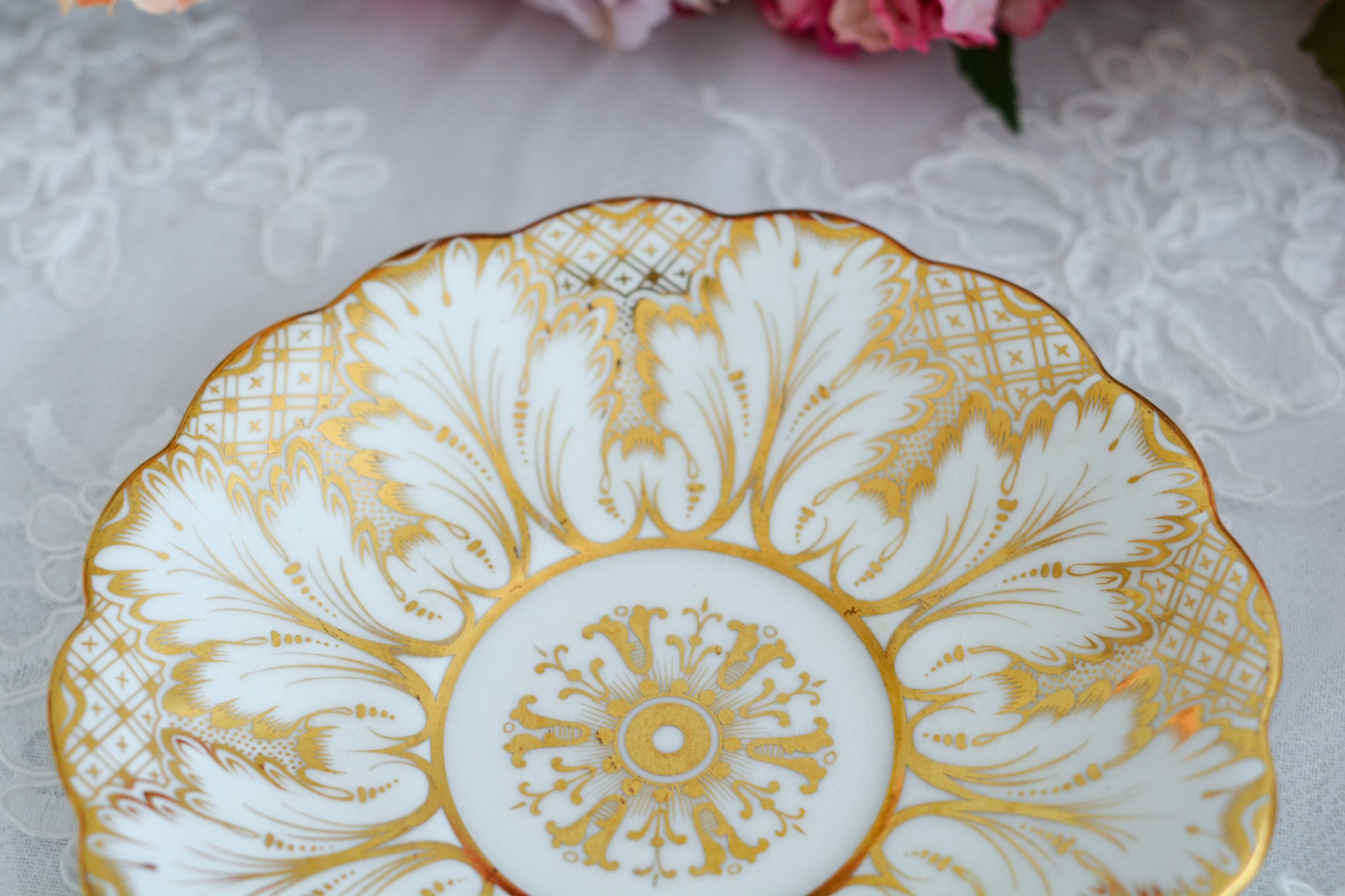 コウルドンがリッジウェイのフォリエージシェイプ(Foliage Shape)をリバイバルしたお品。ハンドル部分には葉っぱの模様がついていてとても可愛らしいシェイプです。リッジウェイは力強く豪華な作風という印象で、後身のコウルドンはより時代や流行に敏感で繊細で美しいデザインの作品をたくさん作っています。リッジウェイのフォリエージシェイプはいろいろなパターンがありますが、こちらは特に豪華なデザインで個人的にもフォリエージシェイプは大好きなデザイン。コウルドン時代にも受け継がれていたことを嬉しく思っています。