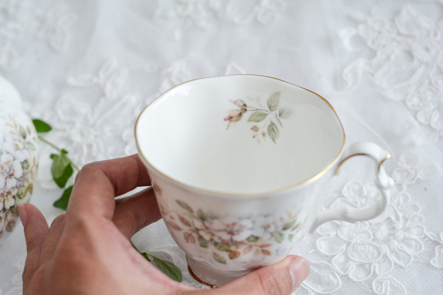 ロイヤルアルバートの「ハワース」シリーズ。淡いカラーのお花が優しげな雰囲気です。ハワースはウェストヨークシャーにある小さな街。「嵐が丘」、「ジェーン・エア」の作者ブロンテ姉妹が住んでいた街です。田園風景が広がりとても美しい、そんなハワースを思わせるような優しく美しい絵柄のティーセット。こちらは、ティートリオ4セット、クリーマー、シュガーボウル、B&Bプレートのセットです。ぜひティータイムをお楽しみください。