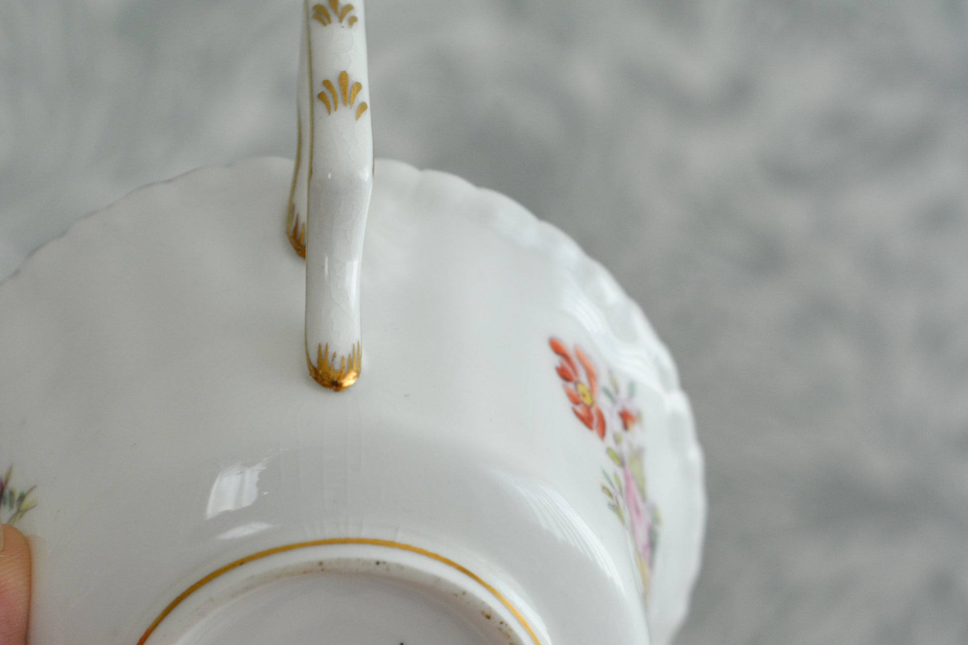 コールポートの人気シリーズ、バットウィングシリーズ。こちらはとても貴重なライラックカラーのティートリオです。そしてさらにカップの側面にブーケの模様が描かれている珍しいデザインです。ライラックカラーは美しいのはもちろんですが、柔らかな印象でとても上品ですね。最近はバットウィングシリーズは探すことがより困難になっております。ライラックカラーは元々レアカラーと言われるお品で、当店では初めてご紹介できます。美しいティートリオをぜひお楽しみください。