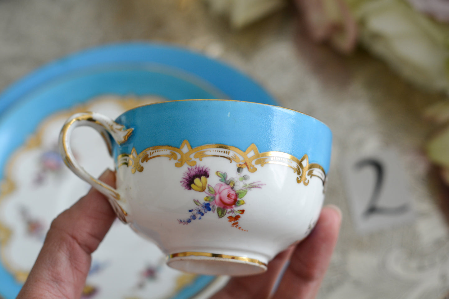 コールポートのハンドペイントで描かれた花々がとても美しいティートリオです。以前色違いのコバルトブルーのトリオをご紹介したことがあります。シリーズ名はないのですが、何色かカラーバリエーションがあります。ターコイズブルーはどのシリーズにおいても貴重なカラー。ターコイズブルーに金彩のコントラストがとても豪華な印象です。特別なティータイムにどうぞ。