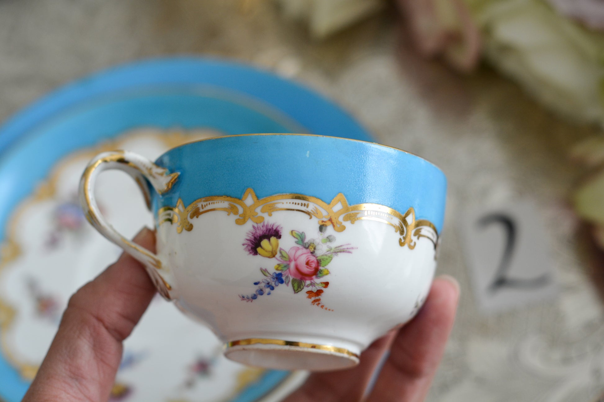 コールポートのハンドペイントで描かれた花々がとても美しいティートリオです。以前色違いのコバルトブルーのトリオをご紹介したことがあります。シリーズ名はないのですが、何色かカラーバリエーションがあります。ターコイズブルーはどのシリーズにおいても貴重なカラー。ターコイズブルーに金彩のコントラストがとても豪華な印象です。特別なティータイムにどうぞ。