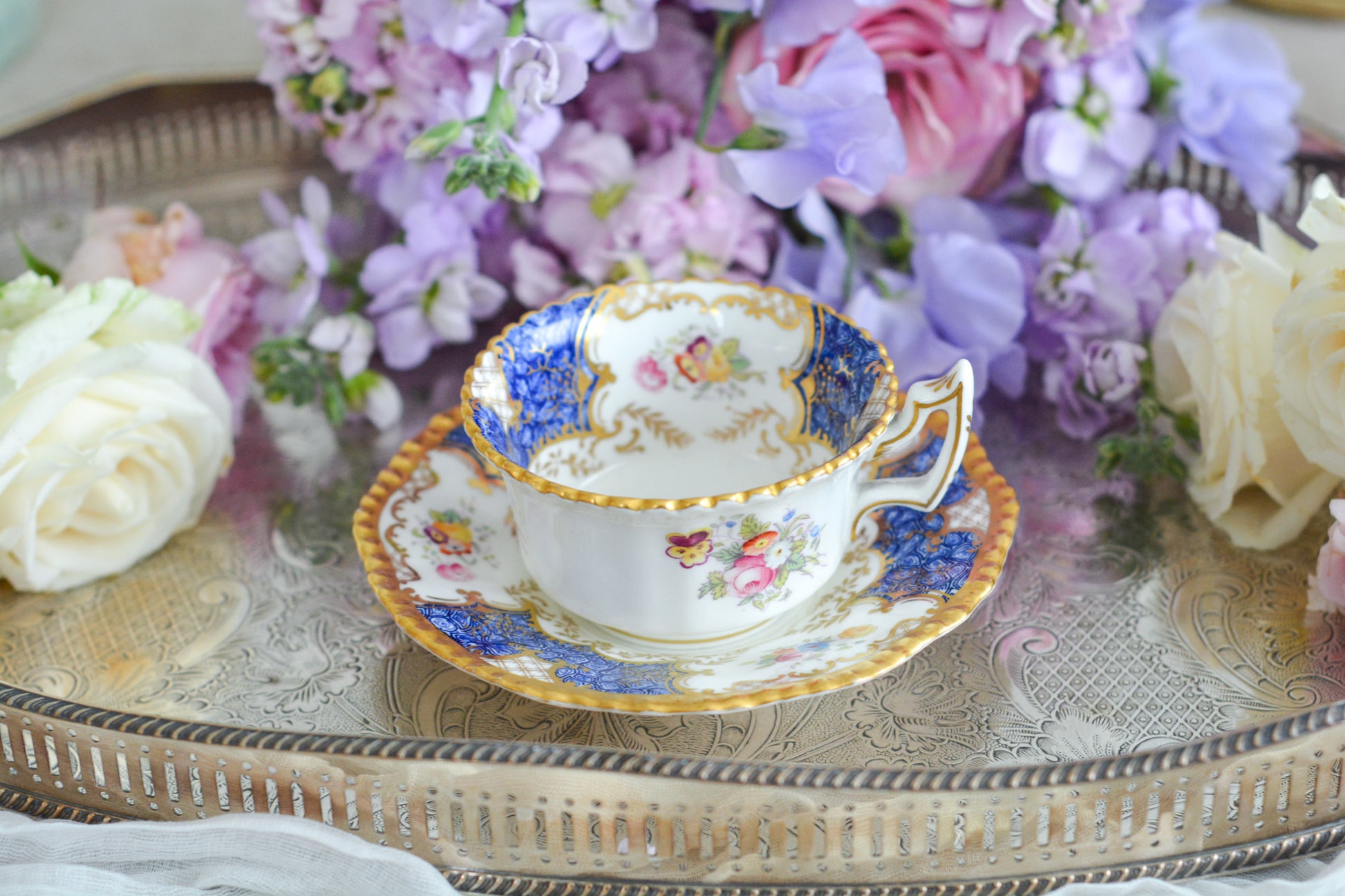 コールポートの人気シリーズ、バットウィングシリーズ。とても珍しい模様のデュオが入荷しました。鮮やかなブルーカラーの年輪のような模様がとても美しいお品です。カップのサイドにはエナメルのお花たちが描かれています。以前色違いの淡いグリーンをご紹介したことがあります。こちらは、カップに製造時にできたと思われる小さな穴があります。貫通はしていないのですが、そこだけ油薬がかかっていません。その穴付近にごく微細な貫入が1つあります。 その他は貫入もなく、金彩もとても綺麗に残っていて、キラキラと輝いています。特別なバットウィング。プレゼントにもご自身のご褒美にもぴったりなお品です。