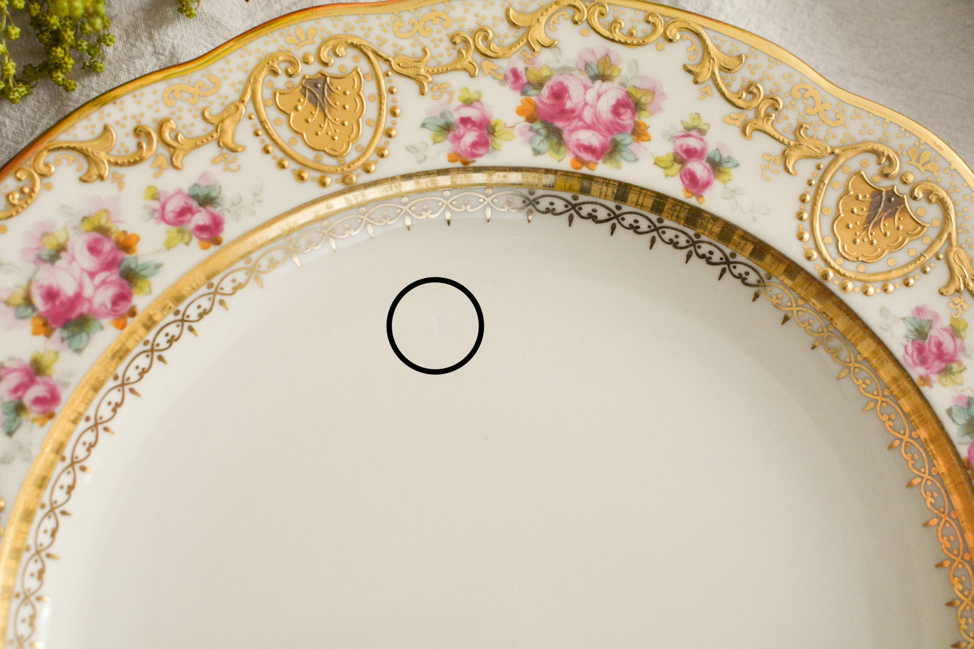 コープランドのエレガントなプレートが入荷しました。以前ご紹介したことのあるプレートです今回また出会うことができました。クリームカラーの地のお色に金盛りの繊細な模様に、可憐なバラが描かれた大変美しいプレート。ティータイムを華やかに盛り上げてくれそうです。裏面には、サインが入っています。こちらは1枚の価格です。在庫が2枚ございます。プレート①〜②からお選びください。