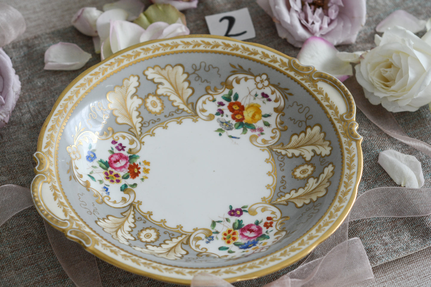 コウルドンのティファニーパターンのプレート。こちらは老舗ハロッズがオーダーしたもので、こちらはティファニーのスタンプはありませんが、柄はティファニーがコウルドンにオーダーしたパターンです。ティファニーらしい上品な絵柄がとても美しくでコウルドンの中でも人気のシリーズです。当時も人気があったのでしょう。いろいろな小売店がコウルドンにオーダーしています。ハンドルのついた深めのプレートはサービングプレートにもお使いいただきやすいと思います。