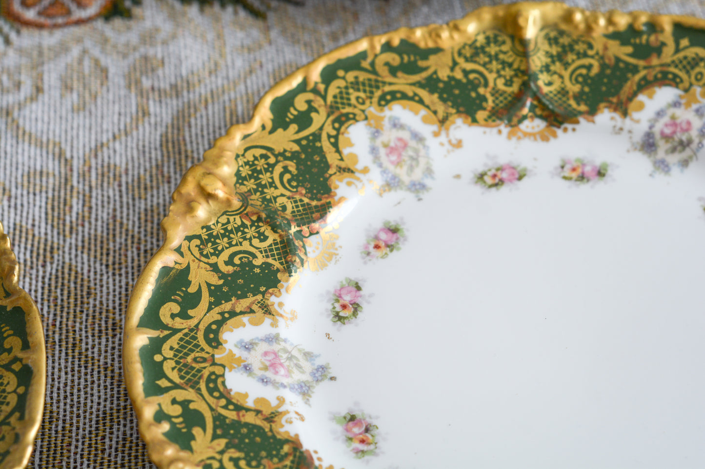 フランスのリモージュのプレートがやってきました。ジャン・プーヤ工房のデザートプレートで、深い緑の縁取りに繊細なタッチのお花がとても美しい1枚です。英国のタッチとはまた違った趣きがあり、エレガントで繊細な雰囲気。クリスマスのテーブルにもぴったりな色合いでテーブルを華やかに盛り上げてくれるプレートです。  こちらは1枚の価格です。クリスマス企画の特別価格になっています。在庫が全部で8枚ございます。状態の良いものから順番にお送りいたします。