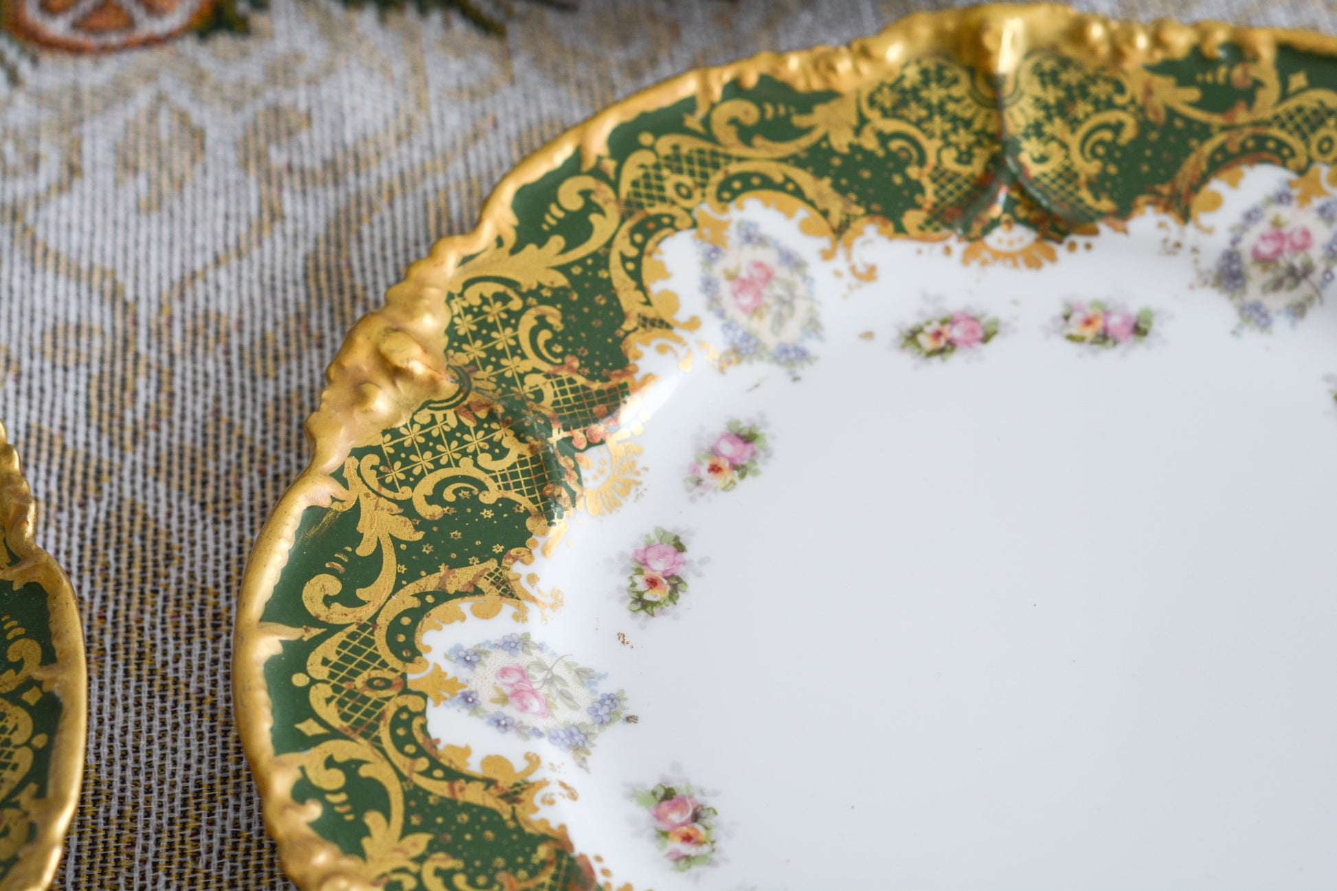 フランスのリモージュのプレートがやってきました。ジャン・プーヤ工房のデザートプレートで、深い緑の縁取りに繊細なタッチのお花がとても美しい1枚です。英国のタッチとはまた違った趣きがあり、エレガントで繊細な雰囲気。クリスマスのテーブルにもぴったりな色合いでテーブルを華やかに盛り上げてくれるプレートです。  こちらは1枚の価格です。クリスマス企画の特別価格になっています。在庫が全部で8枚ございます。状態の良いものから順番にお送りいたします。