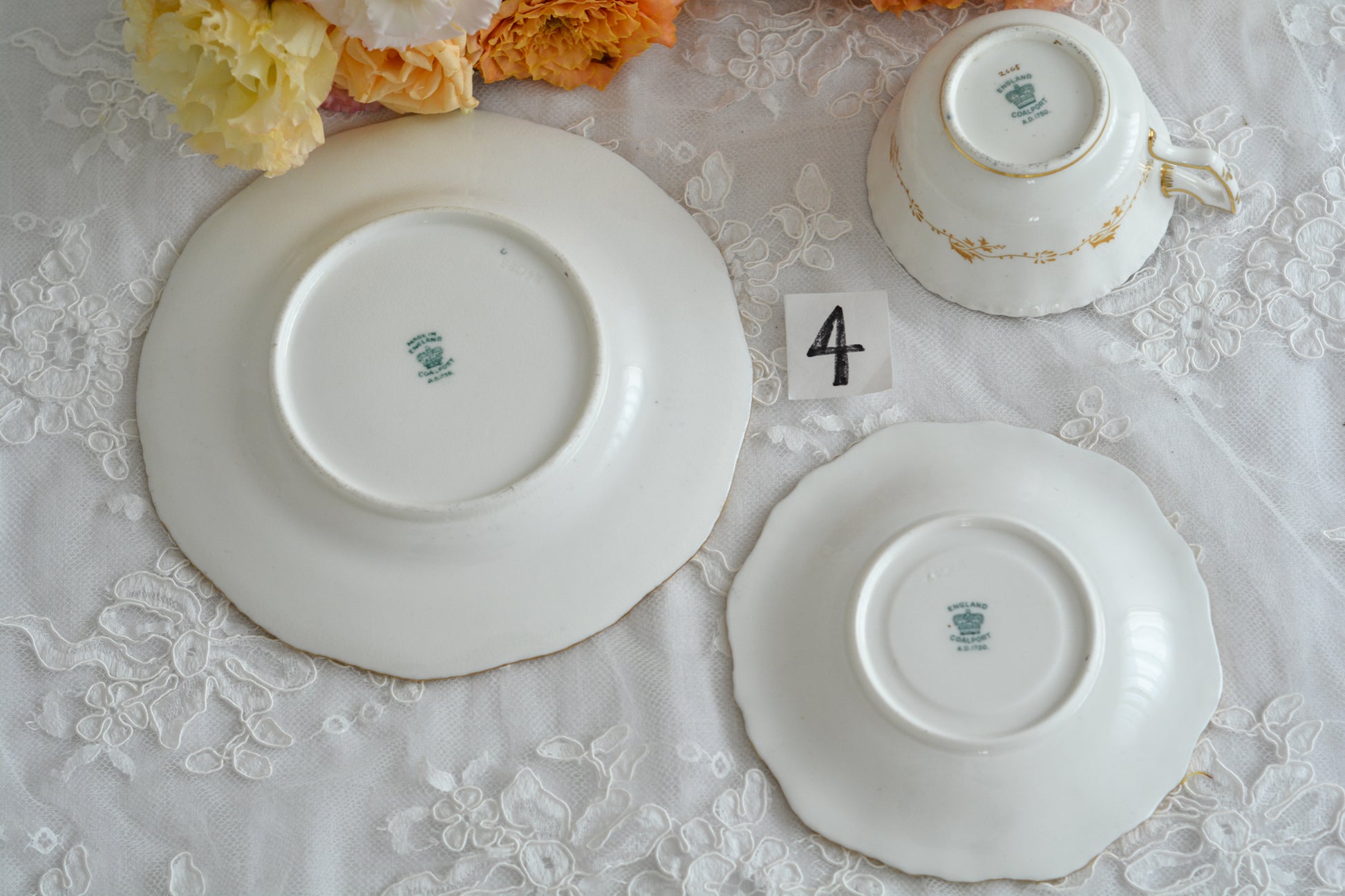 コールポートの代表作と言ってもいい、バットウィングシリーズ。こちらはコバルトブルーのティートリオです。重厚感のあるコバルトブルーと金彩のコントラスト、美しいシェイプ。凛としさ美しさがありオーラを感じます。最近はバットウィングも探すのがとても困難になってきました。心が躍るカップでティータイムをお楽しみいただけたら嬉しいです。こちらは1セットの価格です。全部で6セット在庫がございます。状態で価格が変わります。