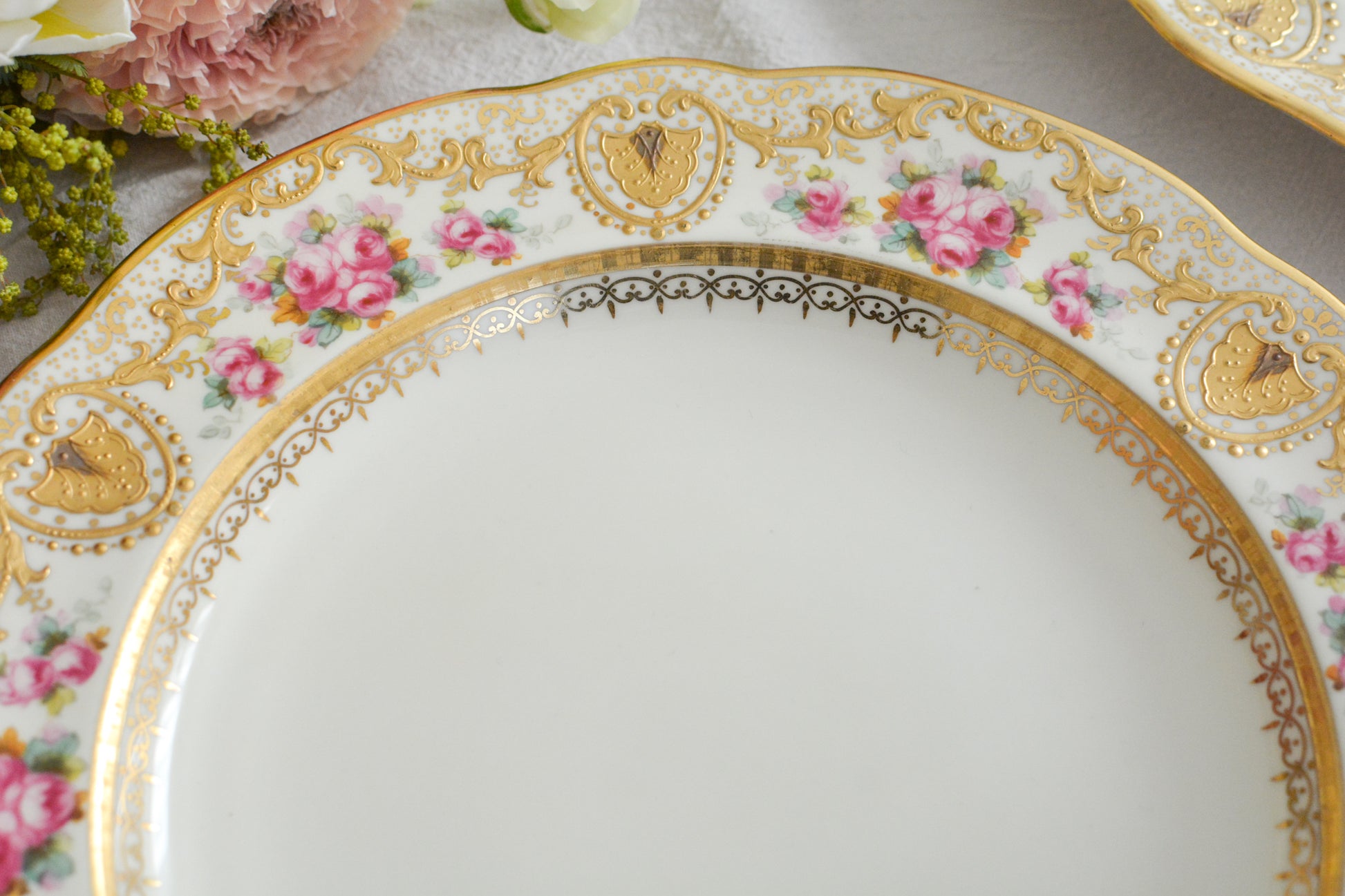 コープランドのエレガントなプレートが入荷しました。以前ご紹介したことのあるプレートです今回また出会うことができました。クリームカラーの地のお色に金盛りの繊細な模様に、可憐なバラが描かれた大変美しいプレート。ティータイムを華やかに盛り上げてくれそうです。裏面には、サインが入っています。こちらは1枚の価格です。在庫が2枚ございます。プレート①〜②からお選びください。