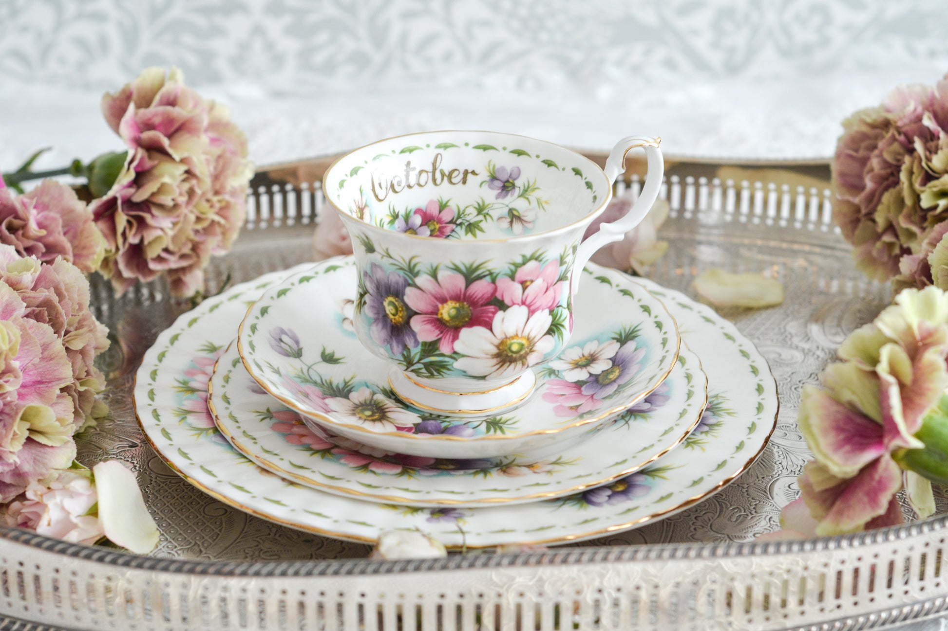 ロイヤルアルバートの人気シリーズの一つ、「フラワーオブザマンス」1月から12月までそれぞれの季節のお花がモチーフのシリーズで、ついつい集めたくなってしまう魅力があります。今回ご紹介するのは、10月(Octber)。10月のお花はコスモスです。柔らかな色合いのコスモスにターコイズブルーがアクセントの可愛らしいセットです。今回はティートリオにデザートプレートのついた珍しい4ピースセットが入荷しました!秋のティータイムをお楽しみください。