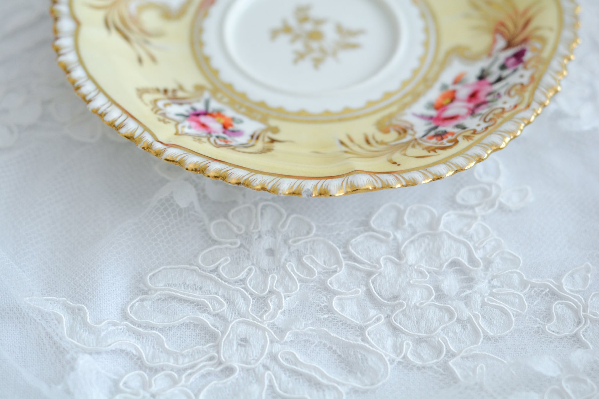 コールポートのペンブロークシェイプと呼ばれるシェイプのカップです。縁の飾り模様が特徴的で1820年代後半に作られたとても古い作品です。豪華な縁飾りに手描きで描かれた美しい花々、エレガントなリングハンドル。約200年前に作られ、この持ち主の貴族はこんな美しいカップでどんな優雅なティータイムを過ごしていたのでしょうか。