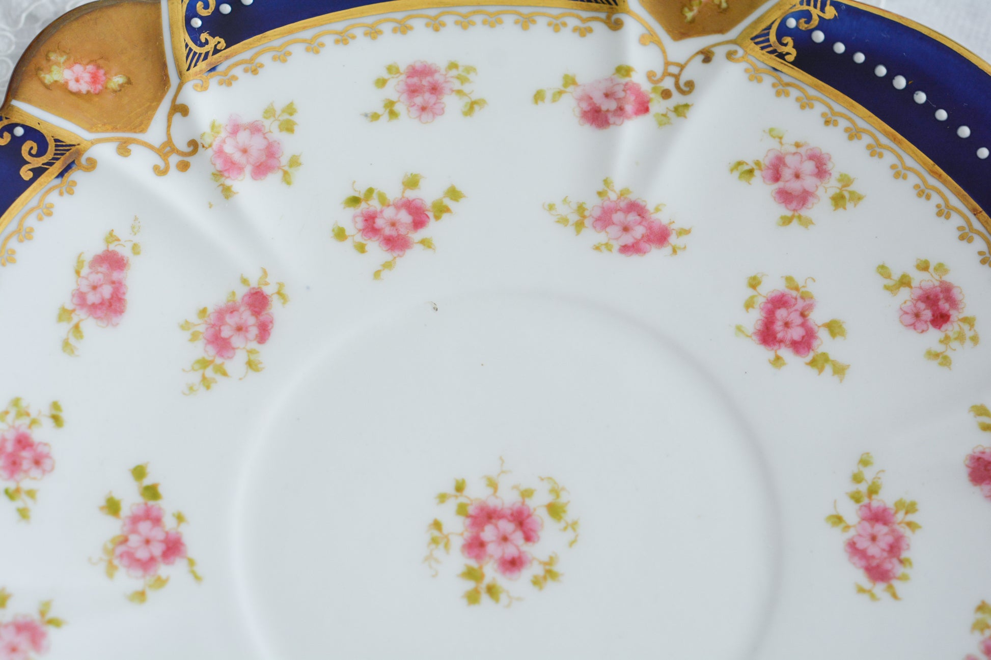 アレートンというメーカーの美しいティートリオです。アレートンは1859年から1942年まで続いたメーカーで、1912年からはコウルドンに買収されました。バックスタンプはコウルドンに引き継がれる以前の物です。美しいコバルトブルーにエナメルのジュールがうってあって、とってもエレガントなティーセットです。カップ&ソーサー、サイドプレート、デザートプレートの4ピースのセットで、お一人分のティータイムにぴったりです。