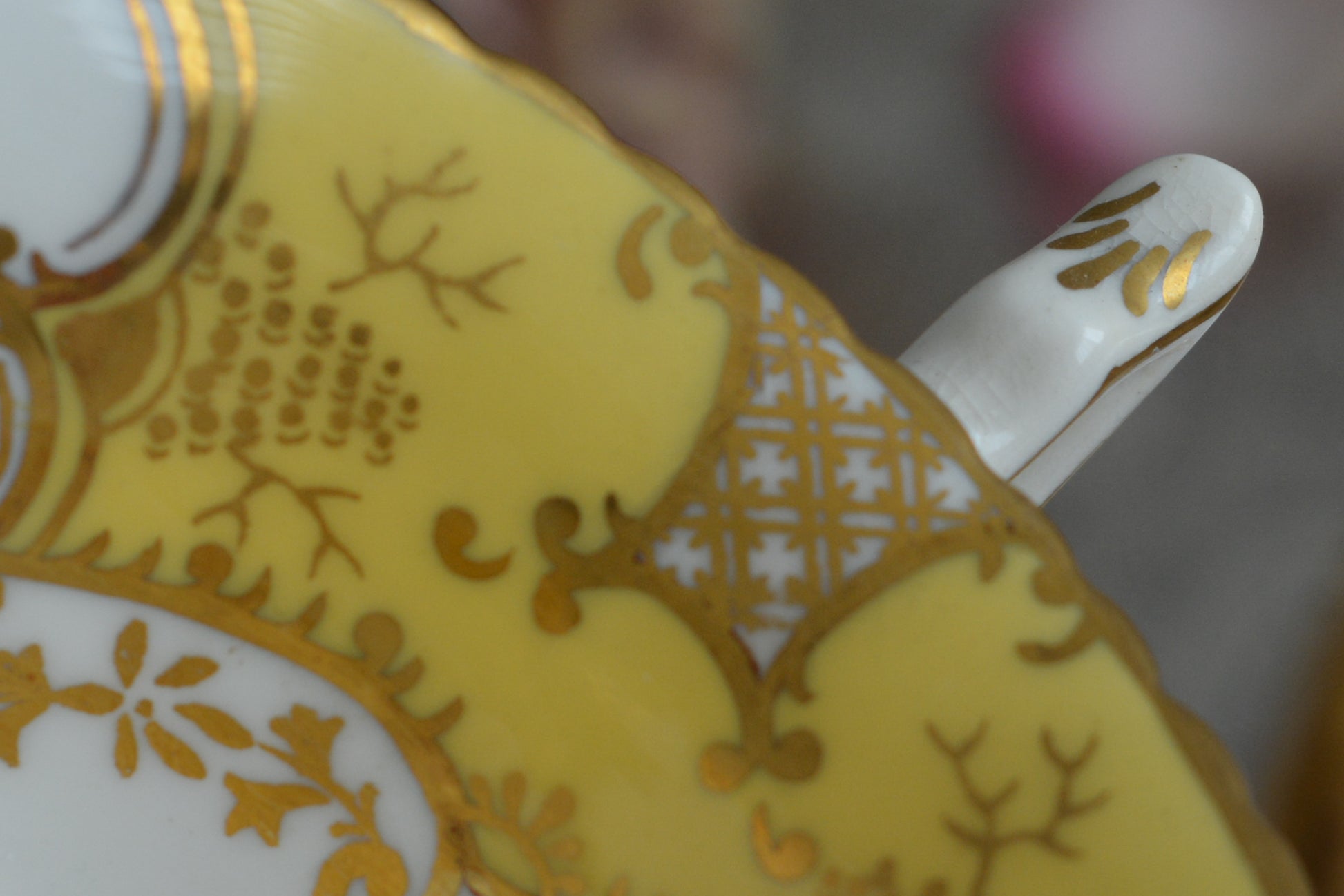 コールポートの人気シリーズ、バットウィングシリーズ。レアカラーのイエローカラーのトリオです。イエローのバットウィングは、鮮やかなイエローカラーが美しく、とても華やかな印象です。最近はバットウィングシリーズは探すことがより困難になっております。残念ながらカップにヒビが入っている為に観賞用となっております。(水漏れしたり、カップ自体が割れてしまう可能性があるため、カップに紅茶などを入れることは難しいです)ソーサーとサイドプレートはとても良い状態です。カップにヒビはあるものの観賞用としては大変美しく、貴重なお品です。ぜひコレクションとしてこのカップをお楽しみください。