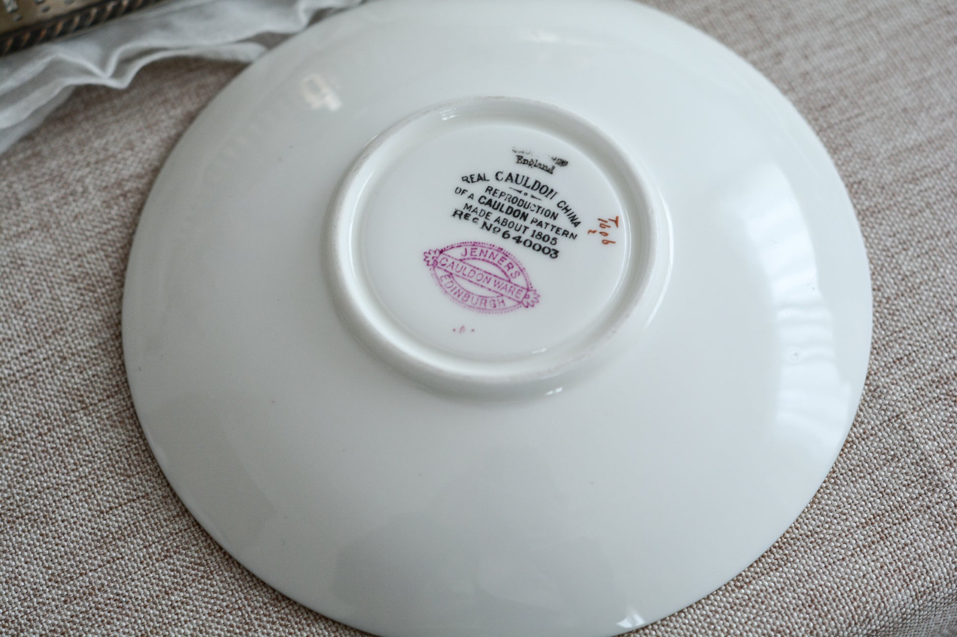 ピンクのカラーがとても貴重で愛らしい、コウルドンのティファニーパターンのティートリオです。こちらはティファニーのスタンプはありませんが、柄はティファニーがコウルドンに特注したパターン。ティファニーらしい上品な絵柄がとても美しくでコウルドンの中でも人気のシリーズです。クリスマスプレゼントにもぴったりの特別なお品です🎁  美しいティートリオで、ぜひクリスマスのティータイムやテーブルコーディネートをお楽しみください。