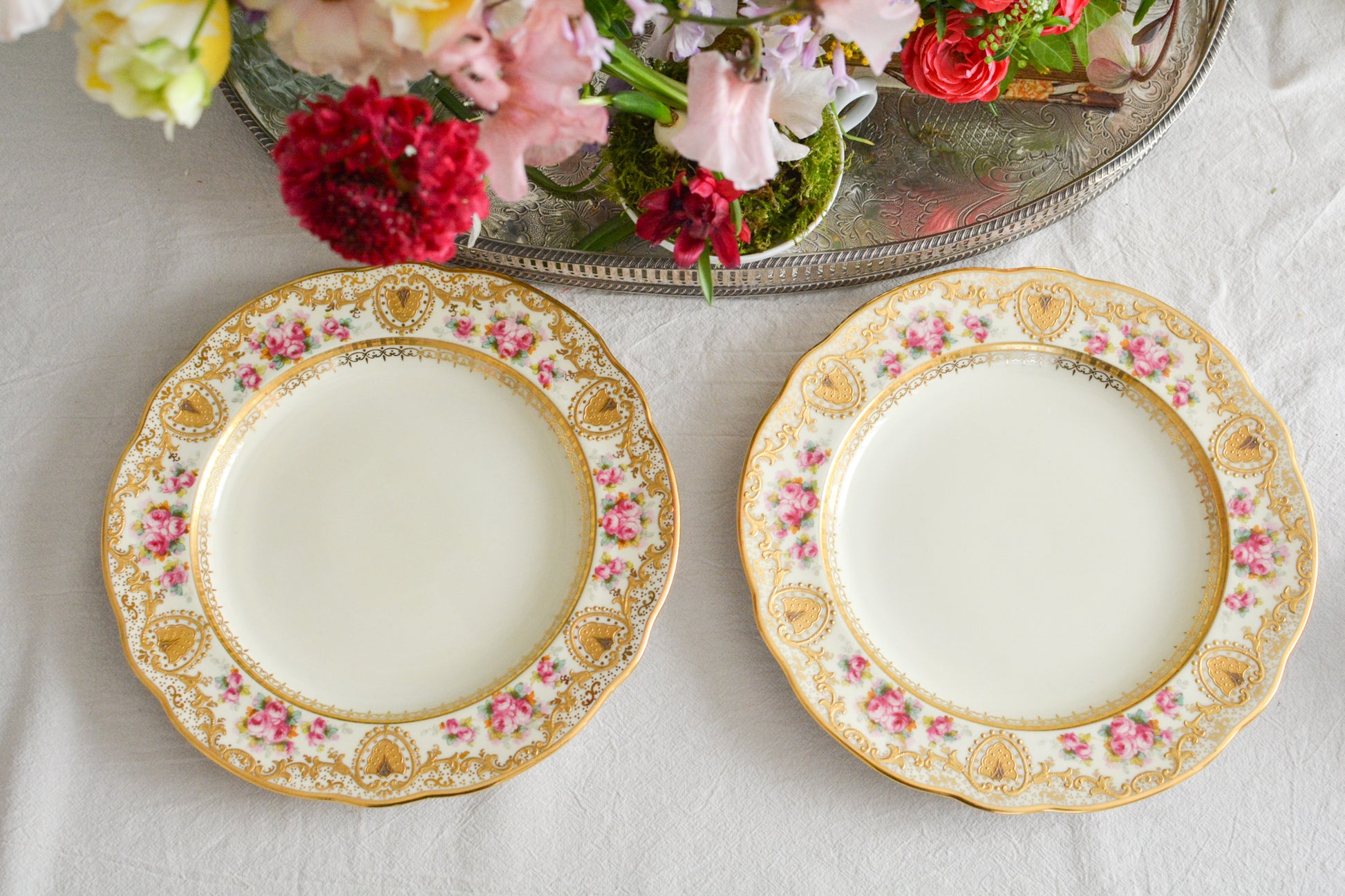 コープランドのエレガントなプレートが入荷しました。以前ご紹介したことのあるプレートです今回また出会うことができました。クリームカラーの地のお色に金盛りの繊細な模様に、可憐なバラが描かれた大変美しいプレート。ティータイムを華やかに盛り上げてくれそうです。裏面には、サインが入っています。こちらは1枚の価格です。在庫が2枚ございます。プレート①〜②からお選びください。