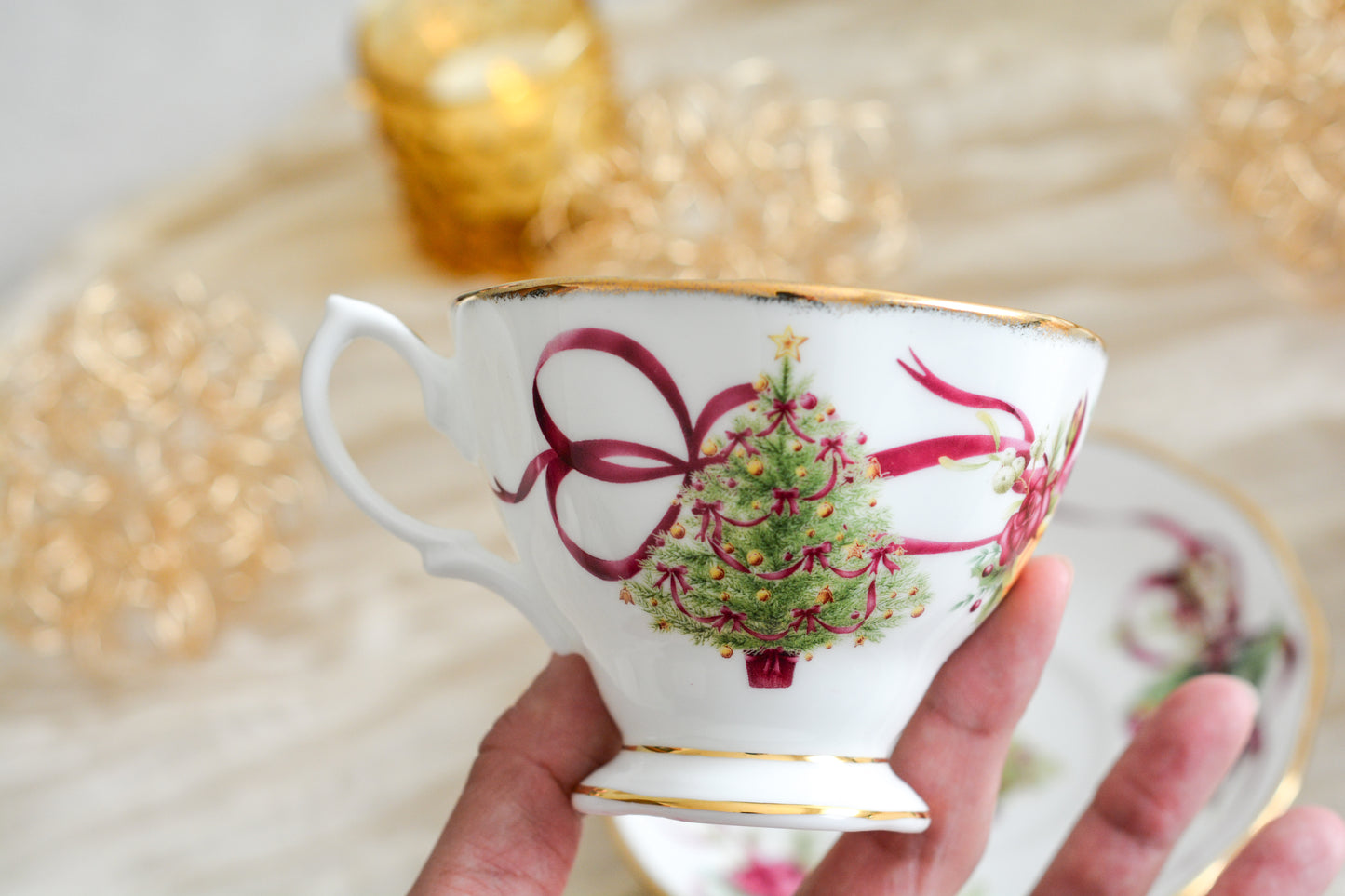 ロイヤルアルバートの代表的なシリーズオールドイングリッシュツリー。このシリーズは色々なバリエーションが発表されています。こちらのクリスマスツリーもその一つ。大きなクリスマスツリーにマルーンカラーのリボンがとても華やかなデザインで人気があります。クリスマスのティータイムにぴったりのカップでクリスマスのテーブルをお楽しみくださいね。