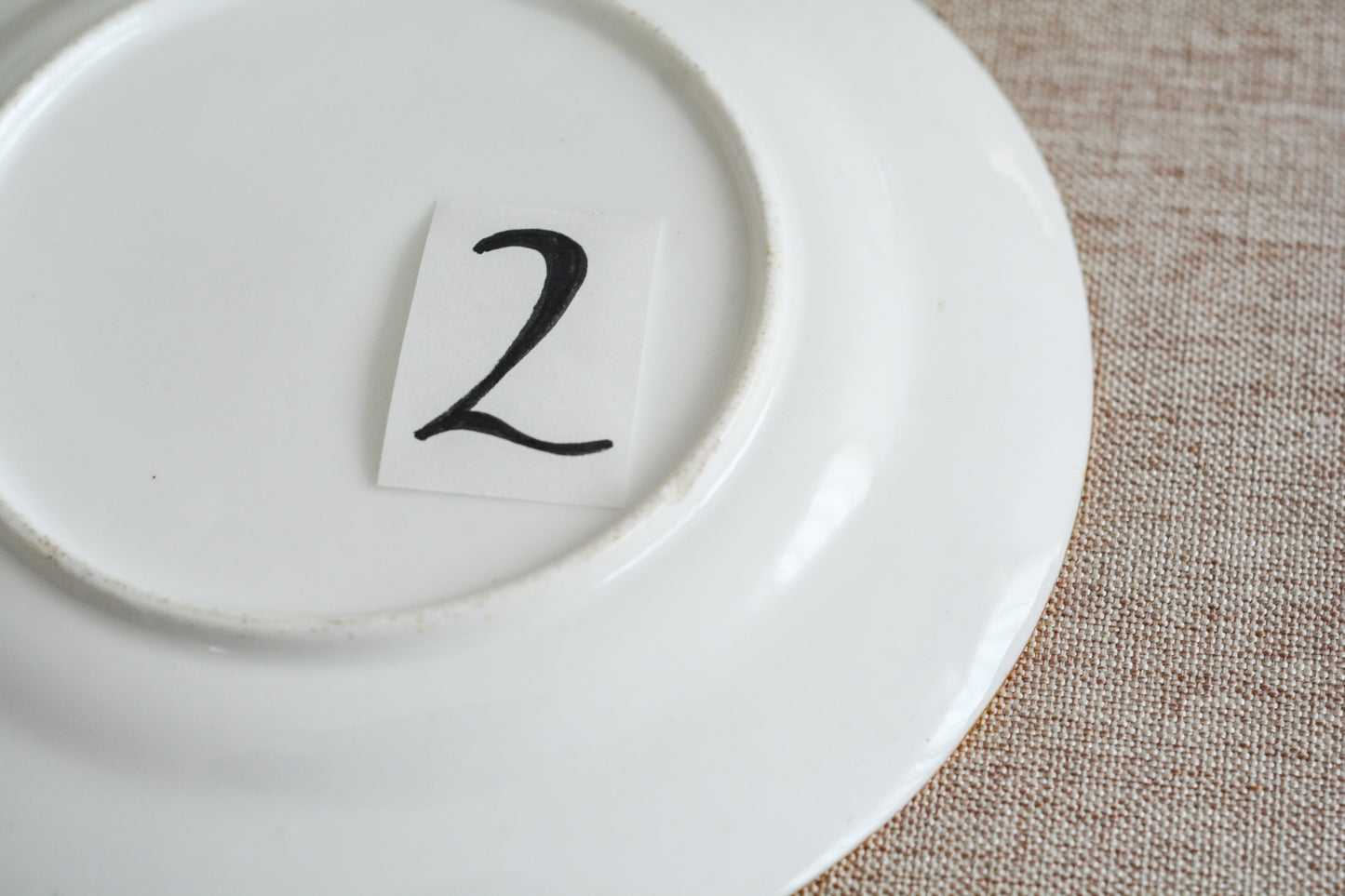 コールポートのハンドペイントで描かれた花々がとても美しいティートリオです。以前色違いのコバルトブルーのトリオをご紹介したことがあります。シリーズ名はないのですが、何色かカラーバリエーションがあります。ターコイズブルーはどのシリーズにおいても貴重なカラー。ターコイズブルーに金彩のコントラストがとても豪華な印象です。特別なティータイムにどうぞ。