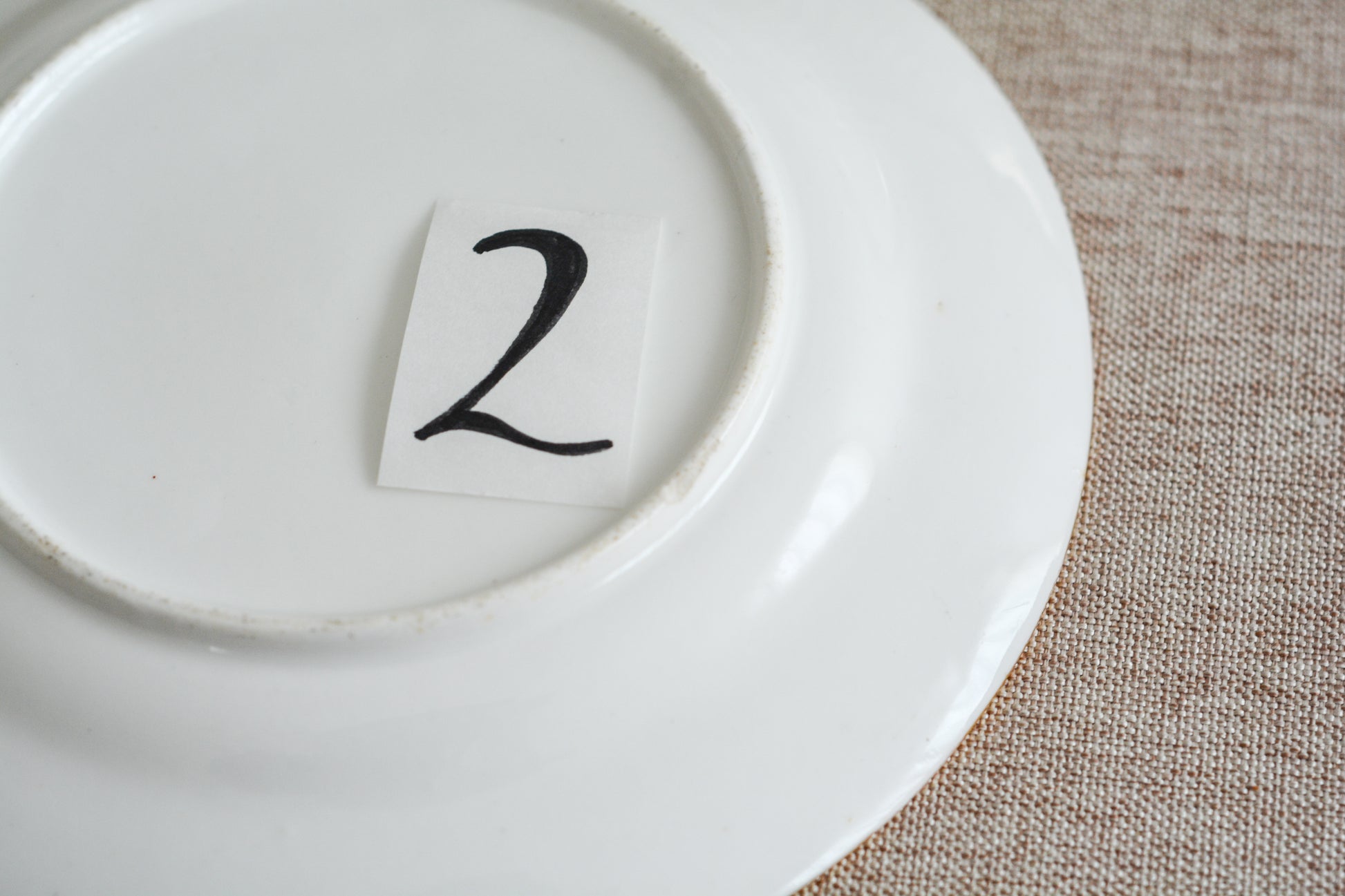 コールポートのハンドペイントで描かれた花々がとても美しいティートリオです。以前色違いのコバルトブルーのトリオをご紹介したことがあります。シリーズ名はないのですが、何色かカラーバリエーションがあります。ターコイズブルーはどのシリーズにおいても貴重なカラー。ターコイズブルーに金彩のコントラストがとても豪華な印象です。特別なティータイムにどうぞ。