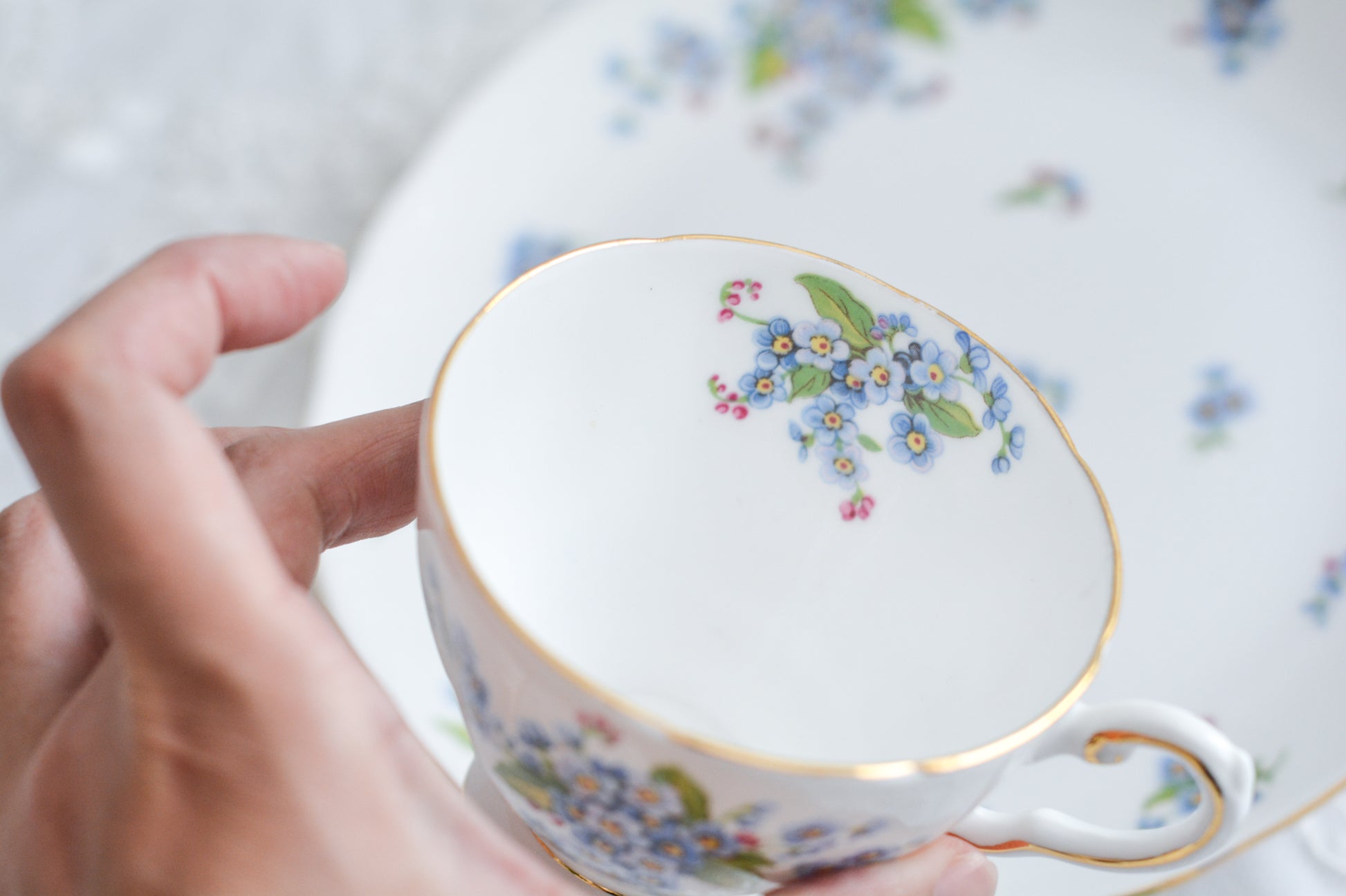 タスカンの勿忘草が大変可愛らしいテニスセットです。勿忘草がモチーフのヴィンテージ食器は色々なメーカーで作られています。このタスカンのトリオの勿忘草はとても優しい雰囲気ですね。テニスセットはソーサーがプレートと一体化している形のセットで、20世紀初め頃からスポーツ観戦時にビスケットなどのお菓子と紅茶を楽しむために作られました。主にテニスを観戦する際に重宝されたので、テニスセットと呼ばれるようになりました。気軽に紅茶とお菓子を楽しめる便利なセットです。