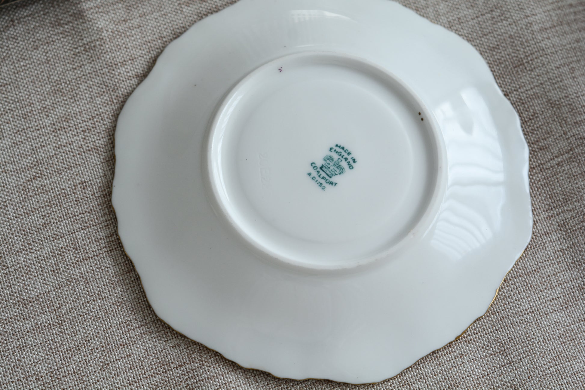 コールポートの人気シリーズ、バットウィングシリーズ。レアカラーのイエローカラーのトリオです。イエローのバットウィングは、鮮やかなイエローカラーが美しく、とても華やかな印象です。最近はバットウィングシリーズは探すことがより困難になっております。残念ながらカップにヒビが入っている為に観賞用となっております。(水漏れしたり、カップ自体が割れてしまう可能性があるため、カップに紅茶などを入れることは難しいです)ソーサーとサイドプレートはとても良い状態です。カップにヒビはあるものの観賞用としては大変美しく、貴重なお品です。ぜひコレクションとしてこのカップをお楽しみください。