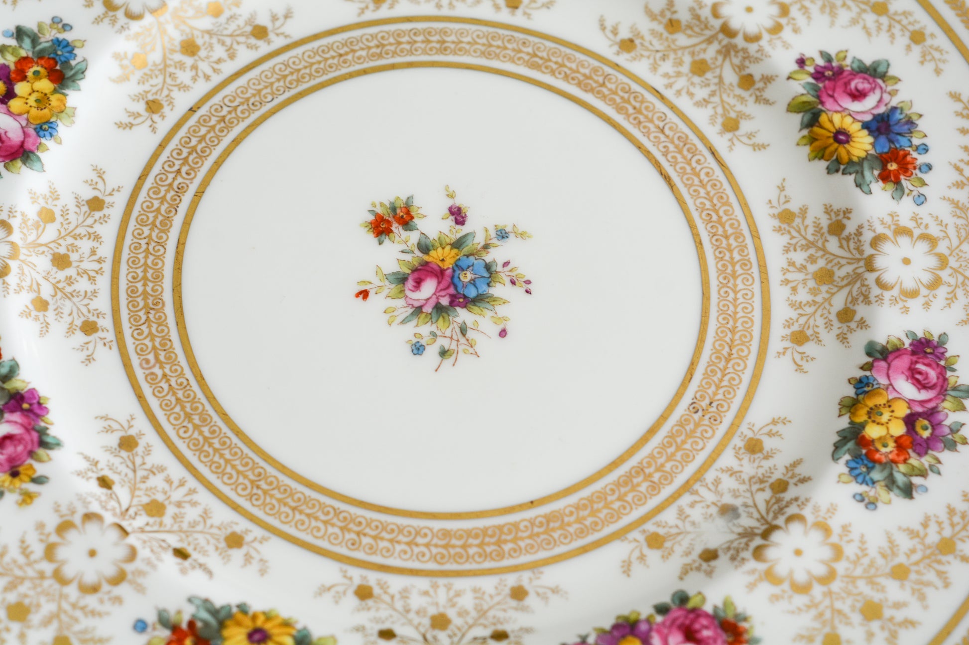 コウルドンの美しいディナープレートです。繊細な金彩模様にハンドペイントで描かれた可愛らしいお花たち。コウルドンらしいエレガントで上品なデザインです。ディナープレートとしてはもちろん、サービングプレートやアンダープレートとしてもお使いいただけるサイズです。クリスマスのテーブルコーディネートをお楽しみくださいませ。  今回お値打ちに仕入れることが出来たため、特別価格となっております。 価格は1枚の価格です。在庫が全部で11枚ございます。