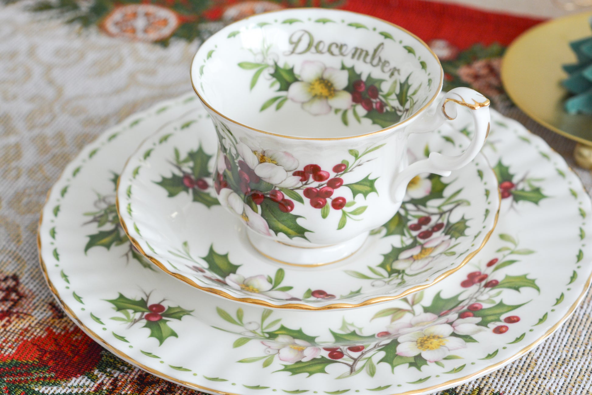 ロイヤルアルバートの人気シリーズの一つ、「フラワーオブマンス」1月から12月までそれぞれの季節のお花がモチーフのシリーズで、ついつい集めたくなってしまう魅力があります。今回ご紹介するのは、12月(December)。12月のお花はクリスマスローズです。ヒイラギに可憐なクリスマスローズがクリスマスの季節にぴったりなデザイン。とっても華やかなお品でクリスマスのテーブルを彩ります。