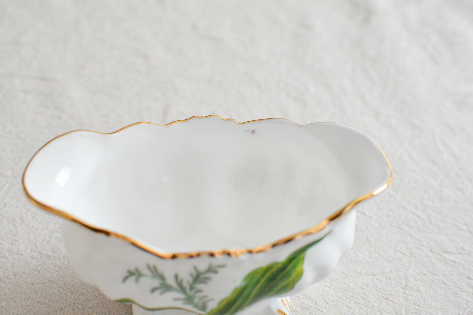 ハマースレイのスズランの絵柄が可愛らしいシュガー入れとミルクジャグ。このスズランのシリーズは人気がありますが、ヴィクトリアンバイオレットよりも生産数が少ないのか、なかなか見つかりません。優美なシェイプと美しいスズランの模様がとてもマッチしていて素敵なお品です。こちらはシュガー入れとミルクジャグの2点セットです。