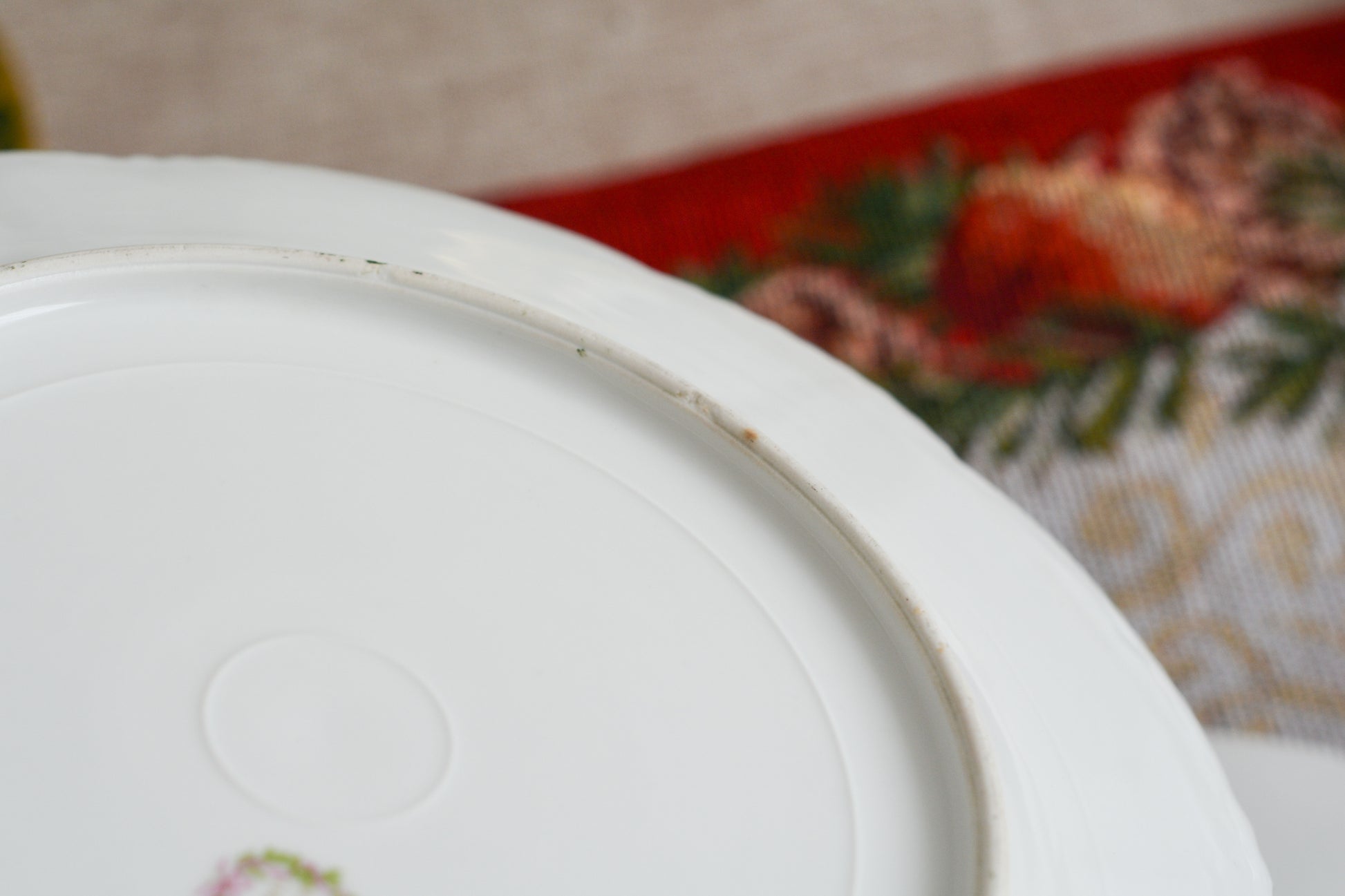 フランスのリモージュのプレートがやってきました。ジャン・プーヤ工房のデザートプレートで、深い緑の縁取りに繊細なタッチのお花がとても美しい1枚です。英国のタッチとはまた違った趣きがあり、エレガントで繊細な雰囲気。クリスマスのテーブルにもぴったりな色合いでテーブルを華やかに盛り上げてくれるプレートです。  こちらは1枚の価格です。クリスマス企画の特別価格になっています。在庫が全部で8枚ございます。状態の良いものから順番にお送りいたします。