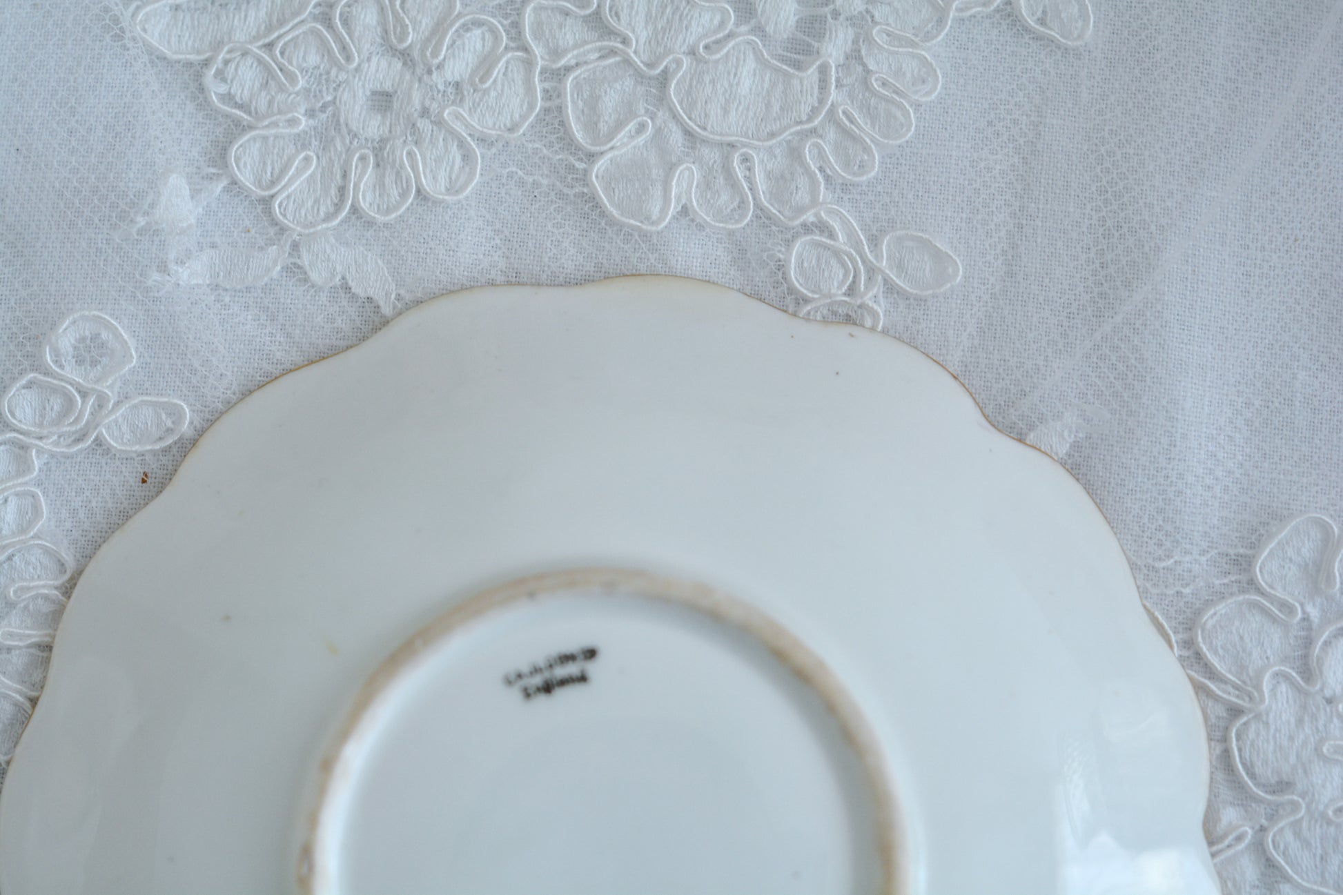 コウルドンがリッジウェイのフォリエージシェイプ(Foliage Shape)をリバイバルしたお品。ハンドル部分には葉っぱの模様がついていてとても可愛らしいシェイプです。リッジウェイは力強く豪華な作風という印象で、後身のコウルドンはより時代や流行に敏感で繊細で美しいデザインの作品をたくさん作っています。リッジウェイのフォリエージシェイプはいろいろなパターンがありますが、こちらは特に豪華なデザインで個人的にもフォリエージシェイプは大好きなデザイン。コウルドン時代にも受け継がれていたことを嬉しく思っています。