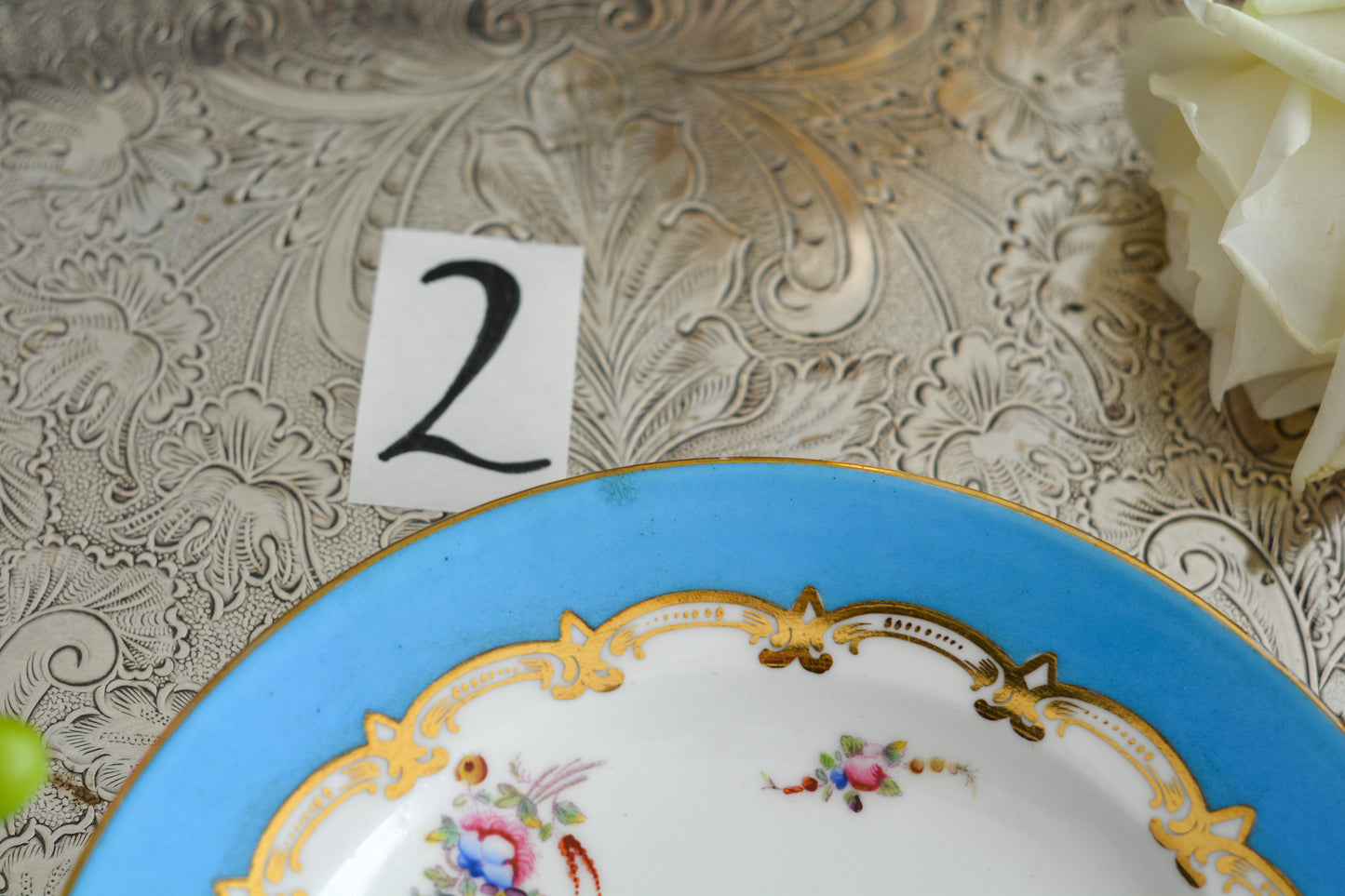 コールポートのハンドペイントで描かれた花々がとても美しいティートリオです。以前色違いのコバルトブルーのトリオをご紹介したことがあります。シリーズ名はないのですが、何色かカラーバリエーションがあります。ターコイズブルーはどのシリーズにおいても貴重なカラー。ターコイズブルーに金彩のコントラストがとても豪華な印象です。特別なティータイムにどうぞ。