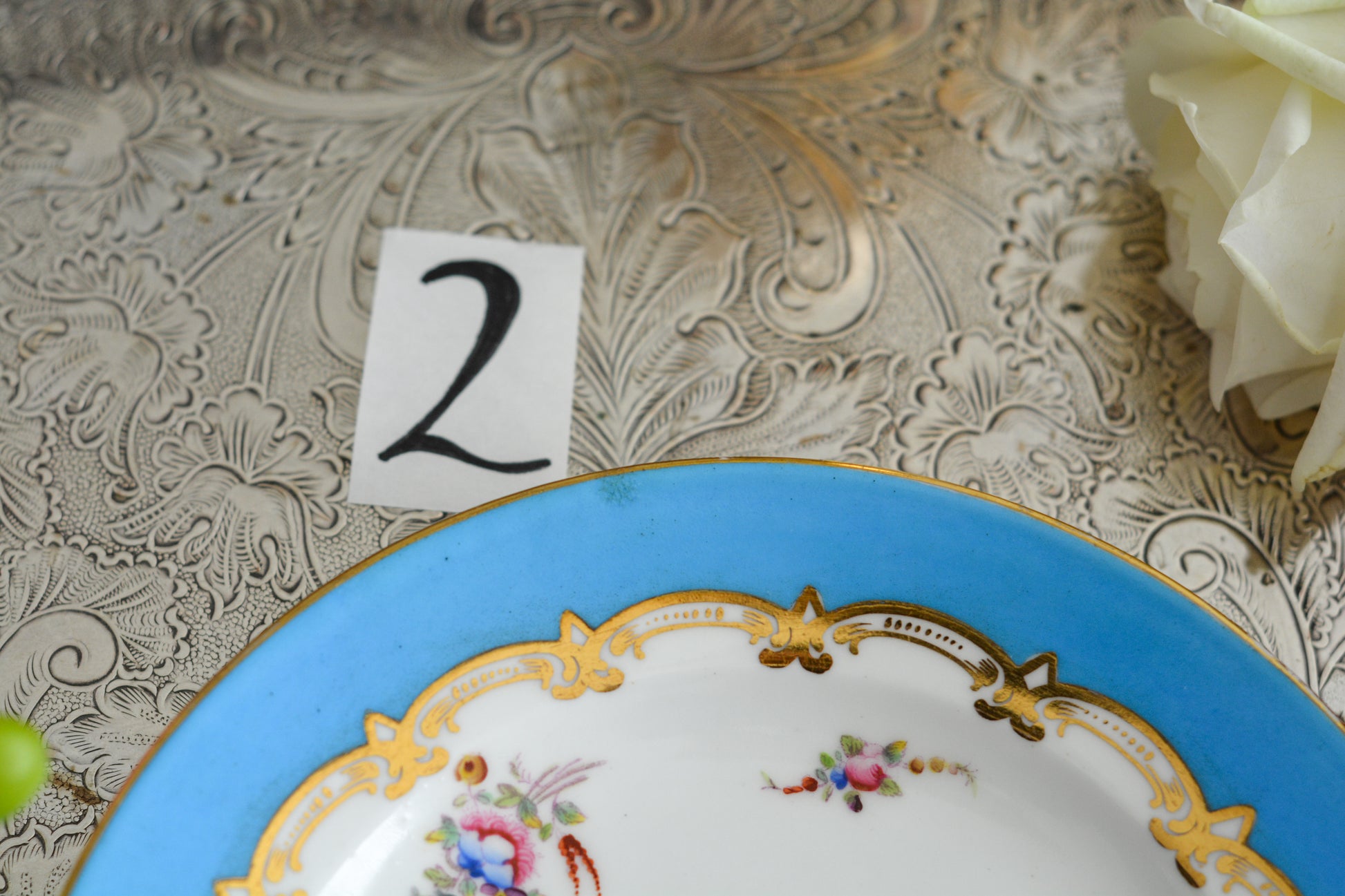 コールポートのハンドペイントで描かれた花々がとても美しいティートリオです。以前色違いのコバルトブルーのトリオをご紹介したことがあります。シリーズ名はないのですが、何色かカラーバリエーションがあります。ターコイズブルーはどのシリーズにおいても貴重なカラー。ターコイズブルーに金彩のコントラストがとても豪華な印象です。特別なティータイムにどうぞ。