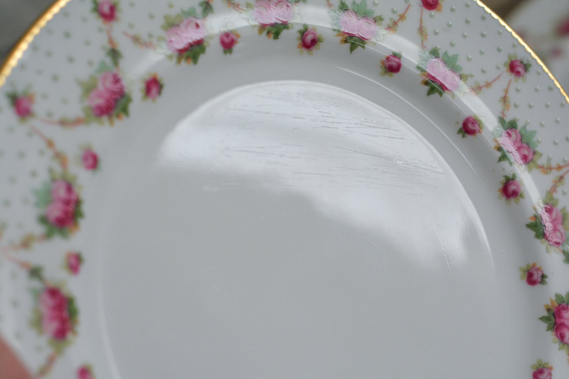 ロイヤルドルトンのとっても可愛らしいプレートが入荷しました。アメリカの小売店の特注品でバラのガーランドにエナメルジュールのドットが素敵なデザインです。このプレートが1枚あれば、ロマンティックなテーブルコーディネートができそうです。ティータイムに、デザートタイムにぜひどうぞ。こちらは1枚の価格です。状態によって価格が変わります。コンディションA、B、Cからお選びください。どれも大きなダメージはありません。