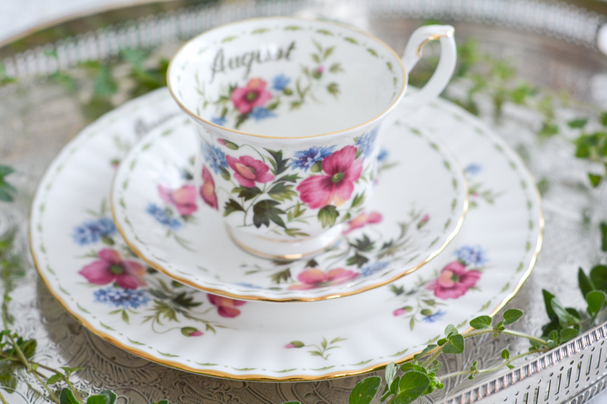 ロイヤルアルバートの人気シリーズの一つ、「フラワーオブマンス」1月から12月までそれぞれの季節のお花がモチーフのシリーズで、ついつい集めたくなってしまう魅力があります。今回ご紹介するのは、8月(August)。8月のお花はポピーです。鮮やかな色合いが夏のティータイムにぴったり!貴重なデザートプレート付きのトリオとなっております。8月生まれの方、コレクションしていらっしゃる方、お探しの方もぜひ。