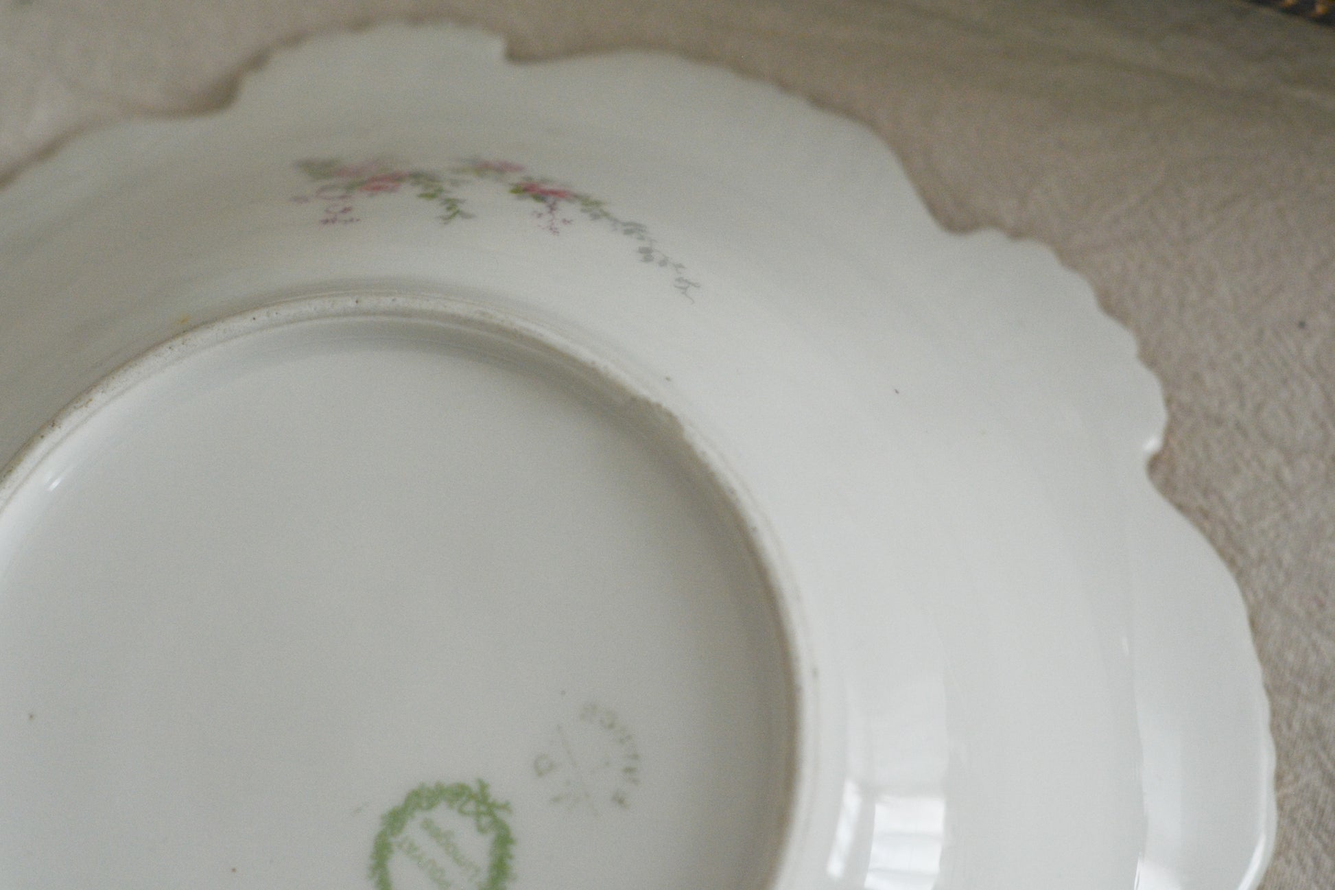 フランスのリモージュ、ジャン・プーヤ工房の可愛らしいボウル。淡いカラーが優しい雰囲気です。フルーツを盛り付けたり、ボンボンやトラジェを盛り付けたら素敵だなと思います。バラと勿忘草の組み合わせはやっぱり可愛い!!です。色々なお菓子を盛り付けてみてくださいね!