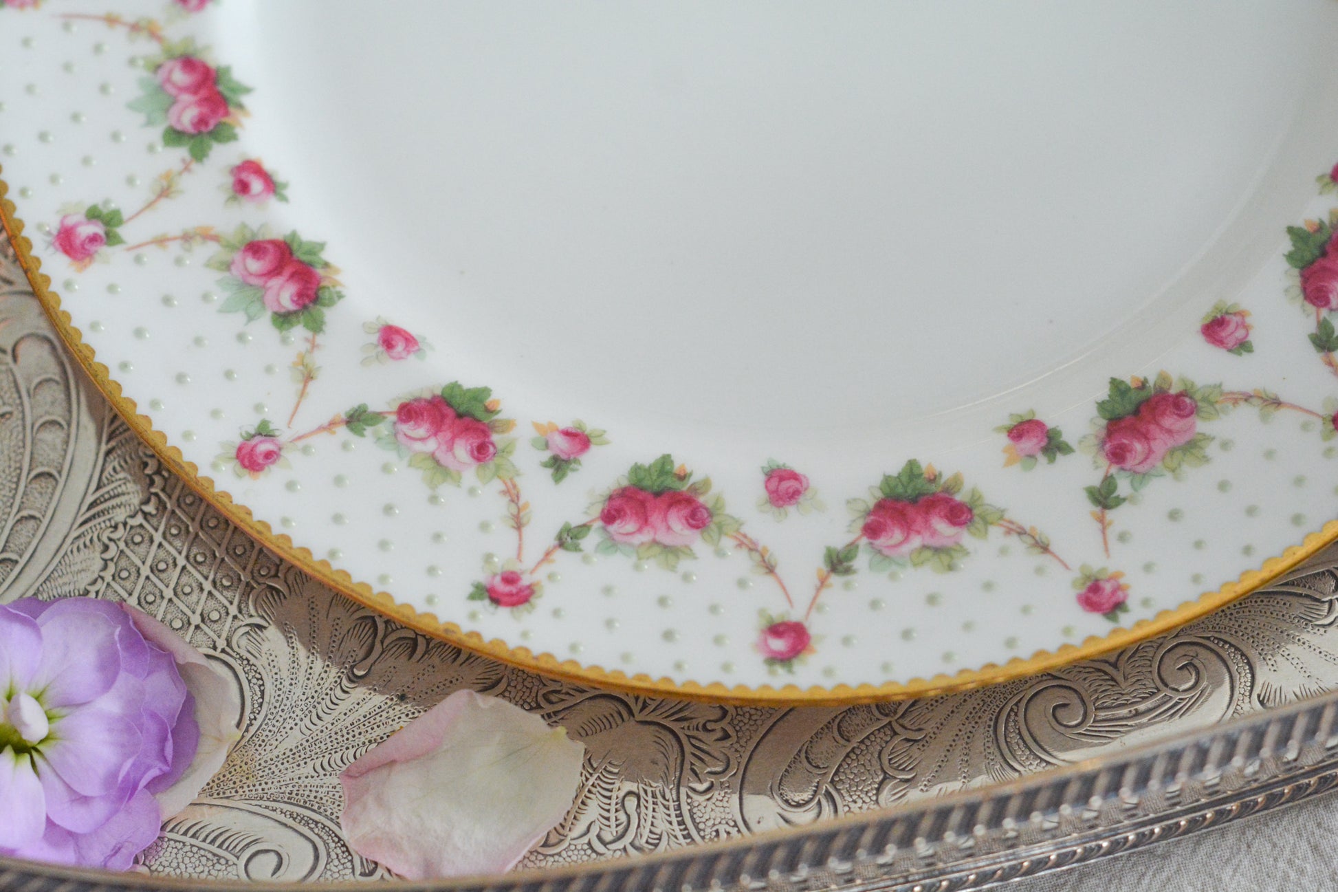 ロイヤルドルトンのとっても可愛らしいプレートが入荷しました。アメリカの小売店の特注品でバラのガーランドにエナメルジュールのドットが素敵なデザインです。このプレートが1枚あれば、ロマンティックなテーブルコーディネートができそうです。ティータイムに、デザートタイムにぜひどうぞ。こちらは1枚の価格です。状態によって価格が変わります。コンディションA、B、Cからお選びください。どれも大きなダメージはありません。