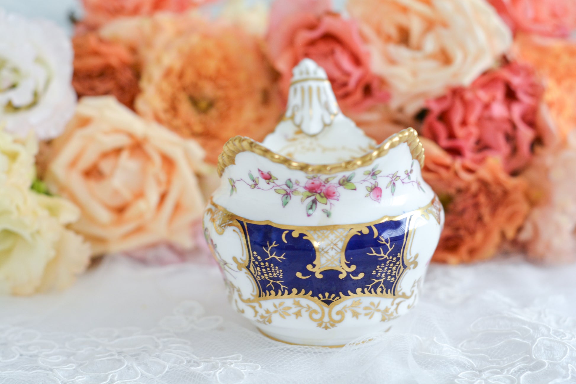 コールポートの人気シリーズのバットウィング。こちらはコバルトブルーカラーが美しいミルクジャグです。優美なデザインでとても存在感のあるミルクジャグはテーブルに花を添えてくれますね。ミルクジャグは元々ティートリオよりも数が少ないのですが、バットウィングシリーズは年々見つけることが困難になっております。こちらはとても状態の良い子で、お探しの方に見つけていただけましたら嬉しいです。