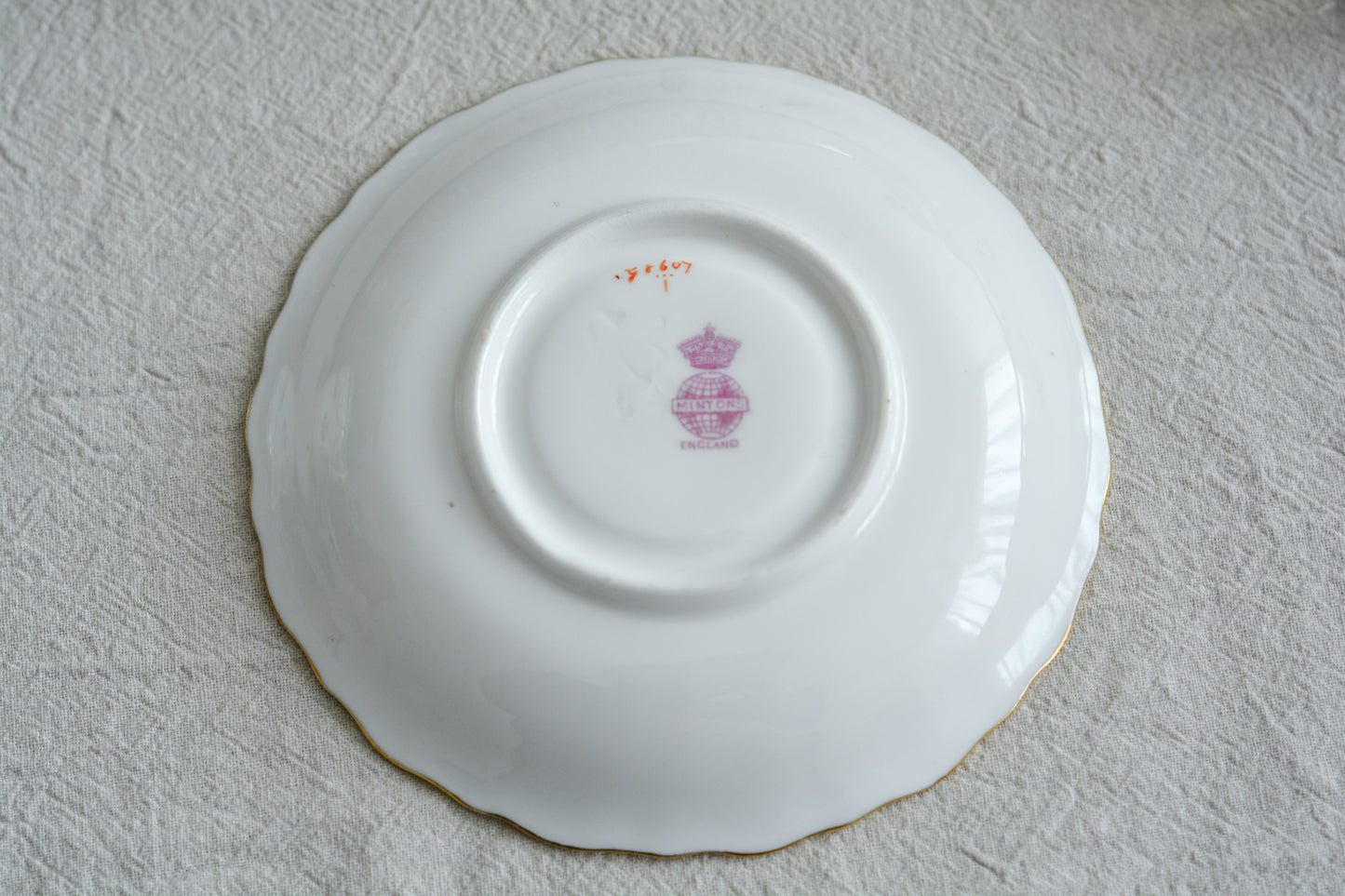 ミントンの美しいデミタスカップ。ミントンブルーにエレガントなデザイン。さすがミントン!ですね。小さなカップにぎゅっと魅力が詰まったお品です。 ミントンは女性の絵付け師さんが他のメーカーよりもたくさん活躍していたと本で読んだことがあります。ミントンのエレガントで美しいデザインはそんな理由もあるのかもしれません。カップのハンドルに製造時にできたと思われる傷と、ソーサーにヘアライン(貫通はしていません)があるので実用にはお勧めしませんが、ぜひたくさん眺めて愛でていただきたい、芸術的なカップです。