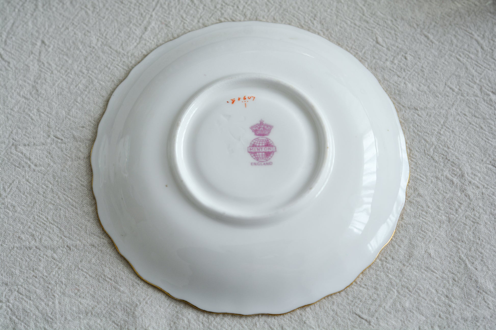 ミントンの美しいデミタスカップ。ミントンブルーにエレガントなデザイン。さすがミントン!ですね。小さなカップにぎゅっと魅力が詰まったお品です。 ミントンは女性の絵付け師さんが他のメーカーよりもたくさん活躍していたと本で読んだことがあります。ミントンのエレガントで美しいデザインはそんな理由もあるのかもしれません。カップのハンドルに製造時にできたと思われる傷と、ソーサーにヘアライン(貫通はしていません)があるので実用にはお勧めしませんが、ぜひたくさん眺めて愛でていただきたい、芸術的なカップです。