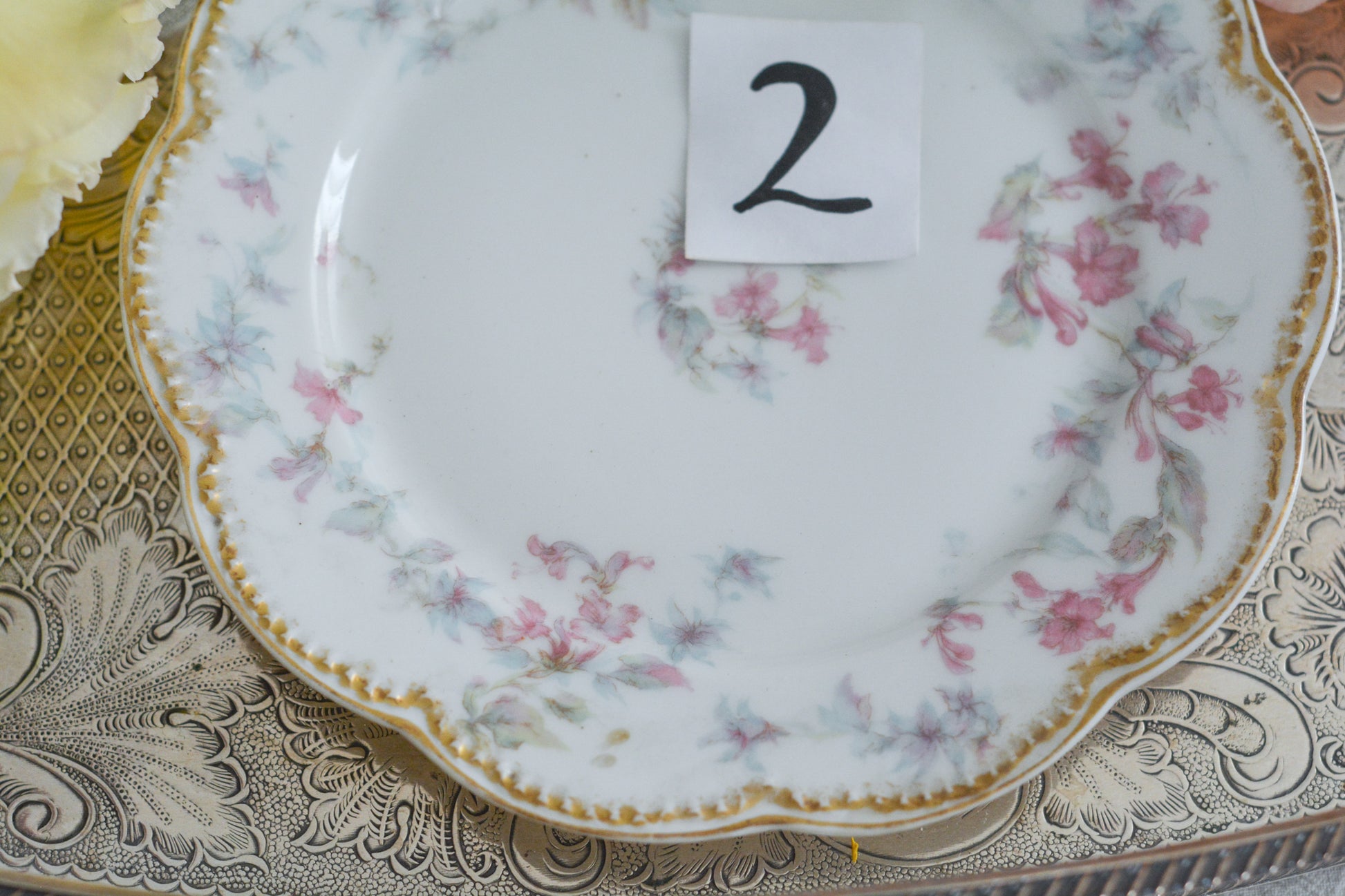 フランスのリモージュ、アビランドのティートリオです。 淡いタッチのお花がとっても可愛らしいです。柔らかで優しげな印象で、癒しのティータイムの時間を過ごせそうですね。これから春のティータイムにもぴったりです。こちらは在庫が2セットございます。ティートリオ①、ティートリオ②からお選びください。