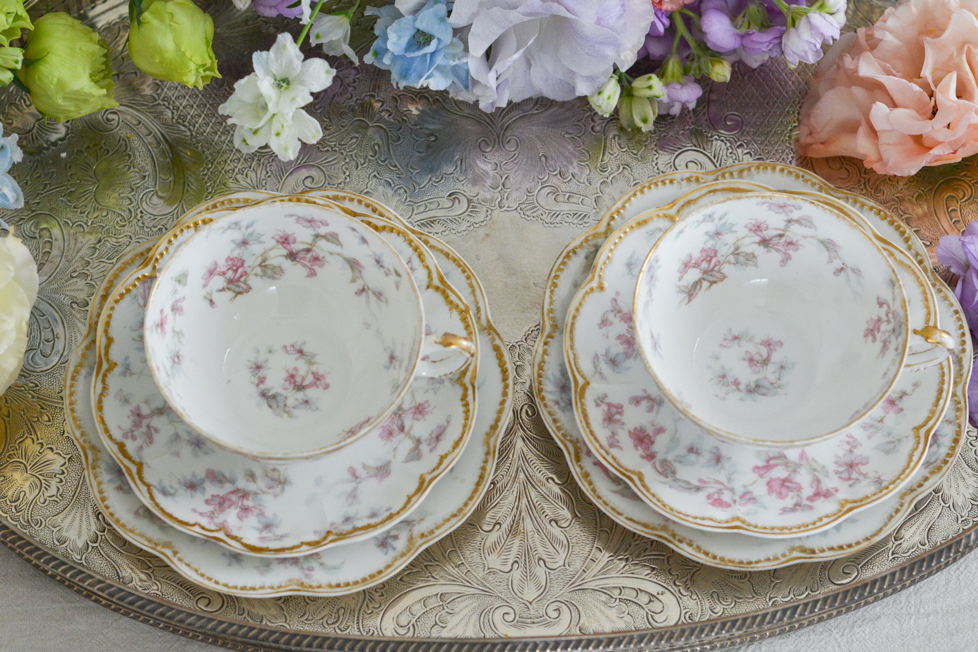 フランスのリモージュ、アビランドのティートリオです。 淡いタッチのお花がとっても可愛らしいです。柔らかで優しげな印象で、癒しのティータイムの時間を過ごせそうですね。これから春のティータイムにもぴったりです。こちらは在庫が2セットございます。ティートリオ①、ティートリオ②からお選びください。