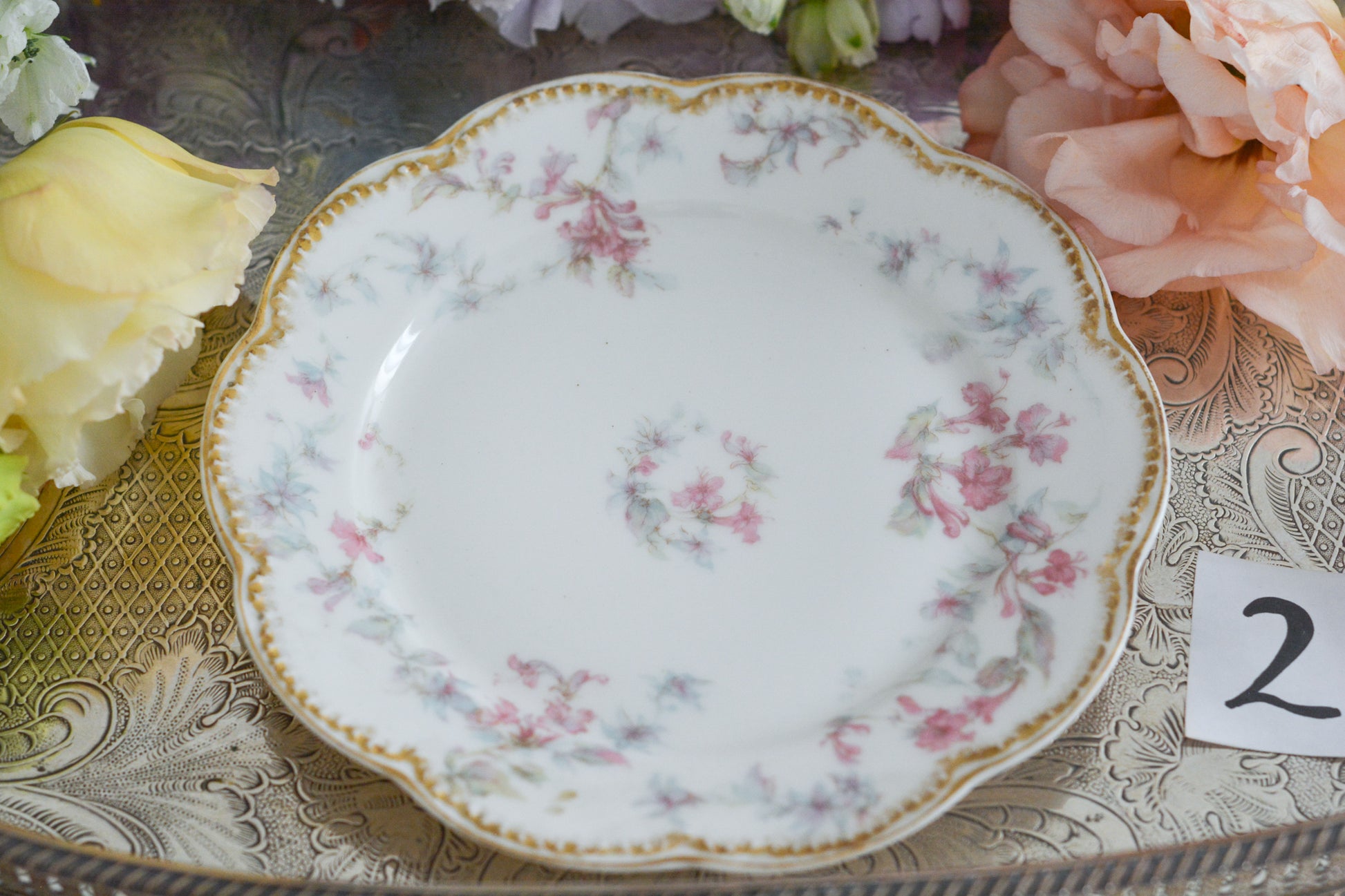 フランスのリモージュ、アビランドのティートリオです。 淡いタッチのお花がとっても可愛らしいです。柔らかで優しげな印象で、癒しのティータイムの時間を過ごせそうですね。これから春のティータイムにもぴったりです。こちらは在庫が2セットございます。ティートリオ①、ティートリオ②からお選びください。