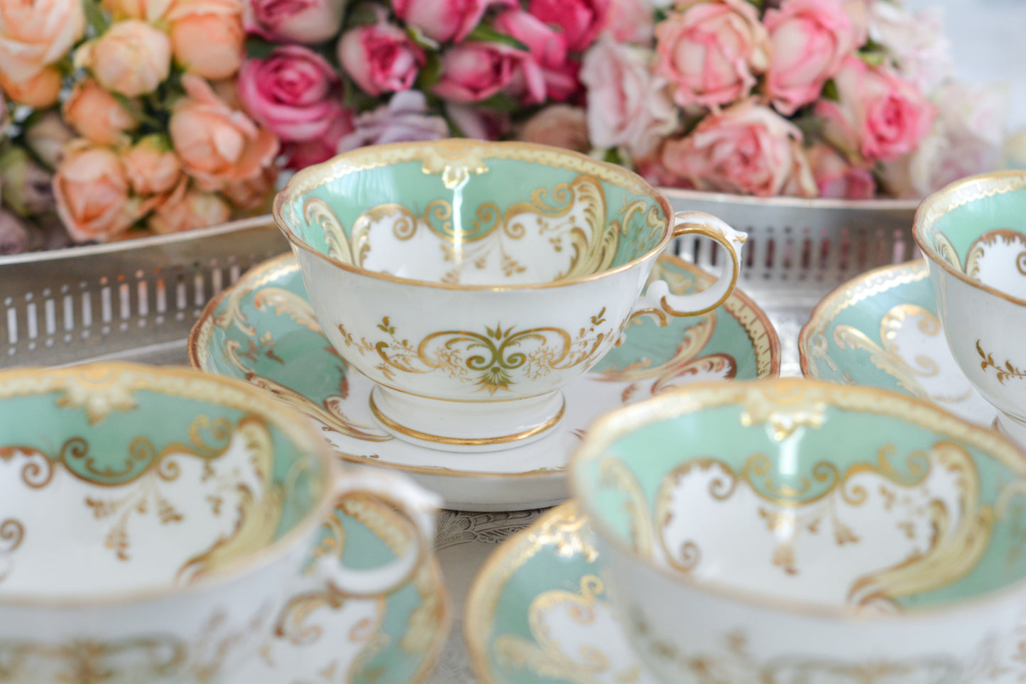 爽やかなアップルグリーンカラーに美しい模様のカップ&ソーサー。メーカーは不明ですが、優美なシェイプも素晴らしいデザインのお品です。こちらは1客の価格です。在庫が全部で5客ございます。 差異はあまりありませんが、状態の良いものから順番にお送りいたします。