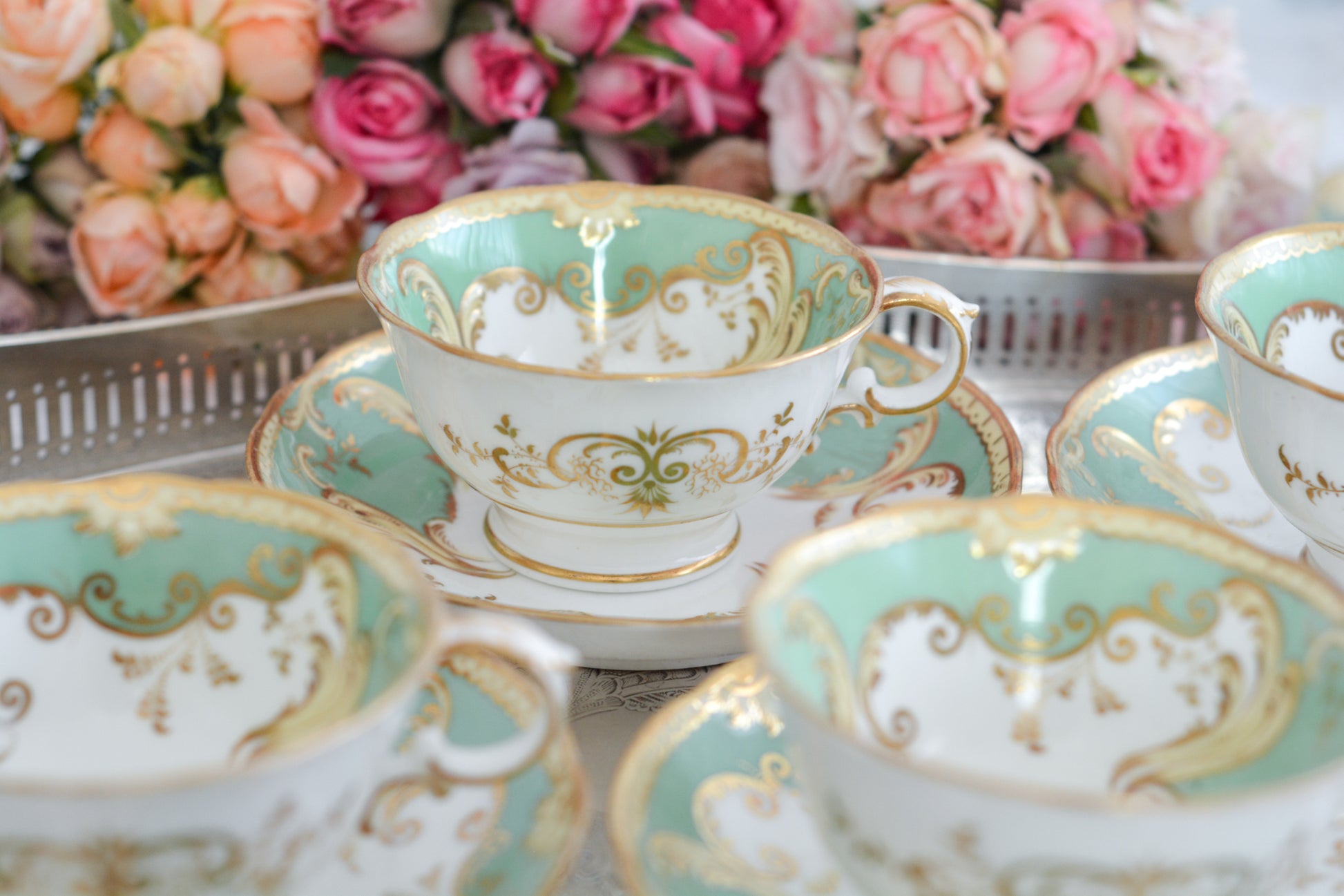 爽やかなアップルグリーンカラーに美しい模様のカップ&ソーサー。メーカーは不明ですが、優美なシェイプも素晴らしいデザインのお品です。こちらは1客の価格です。在庫が全部で5客ございます。 差異はあまりありませんが、状態の良いものから順番にお送りいたします。